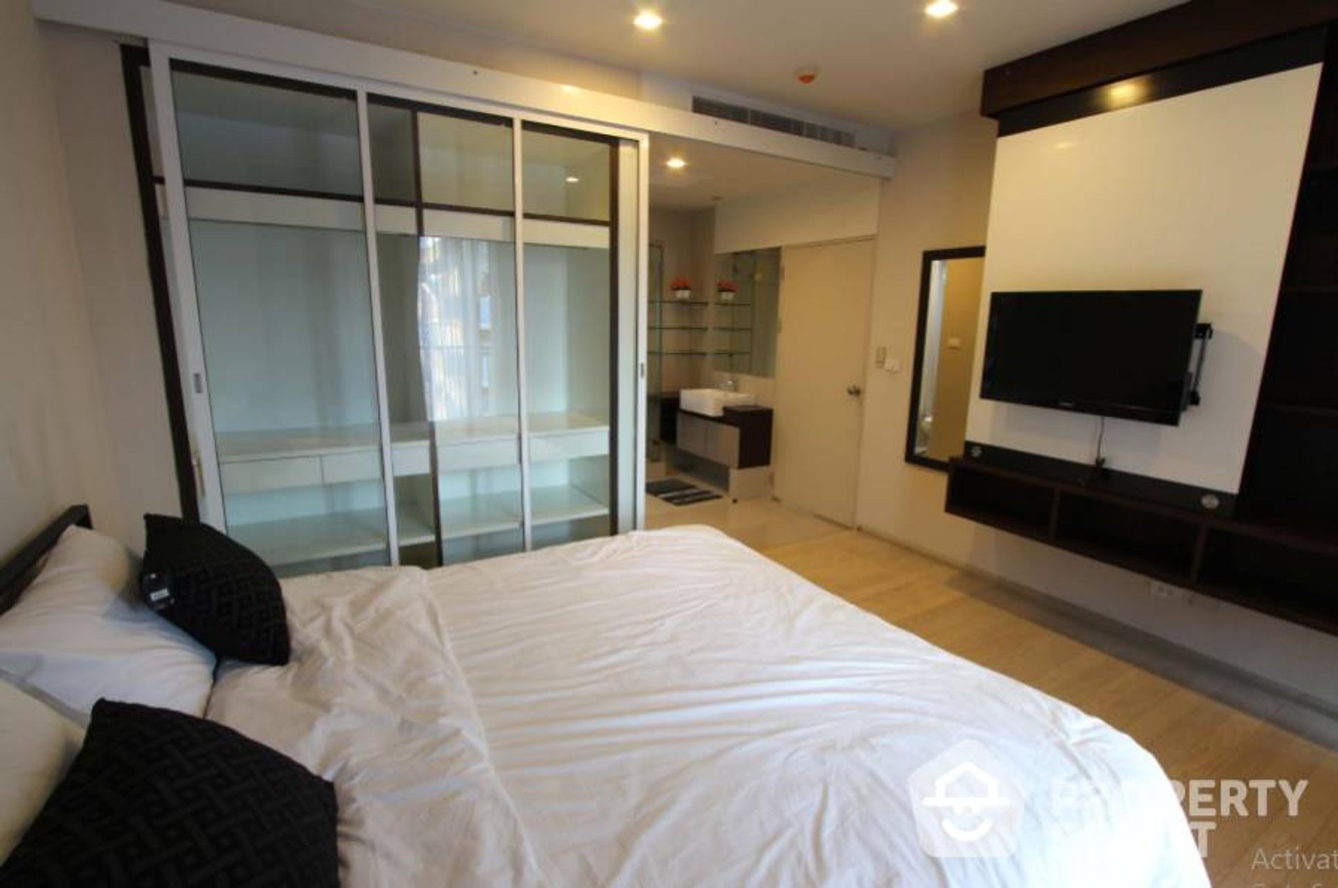 Condominium in Watthana, Krung Thep Maha Nakhon 12581407