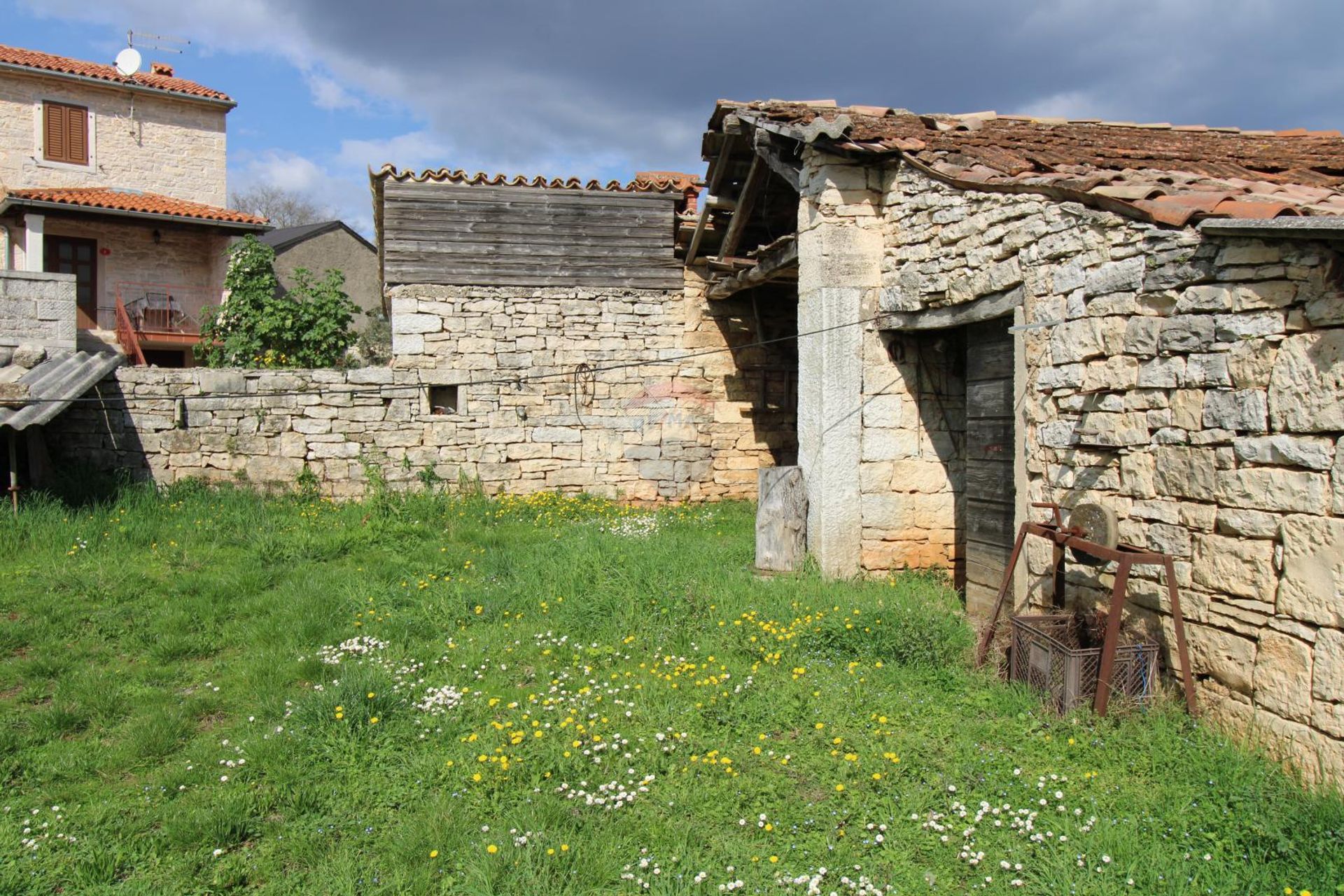 房子 在 Sveti Lovreč Pazenatički, Istarska županija 12581505