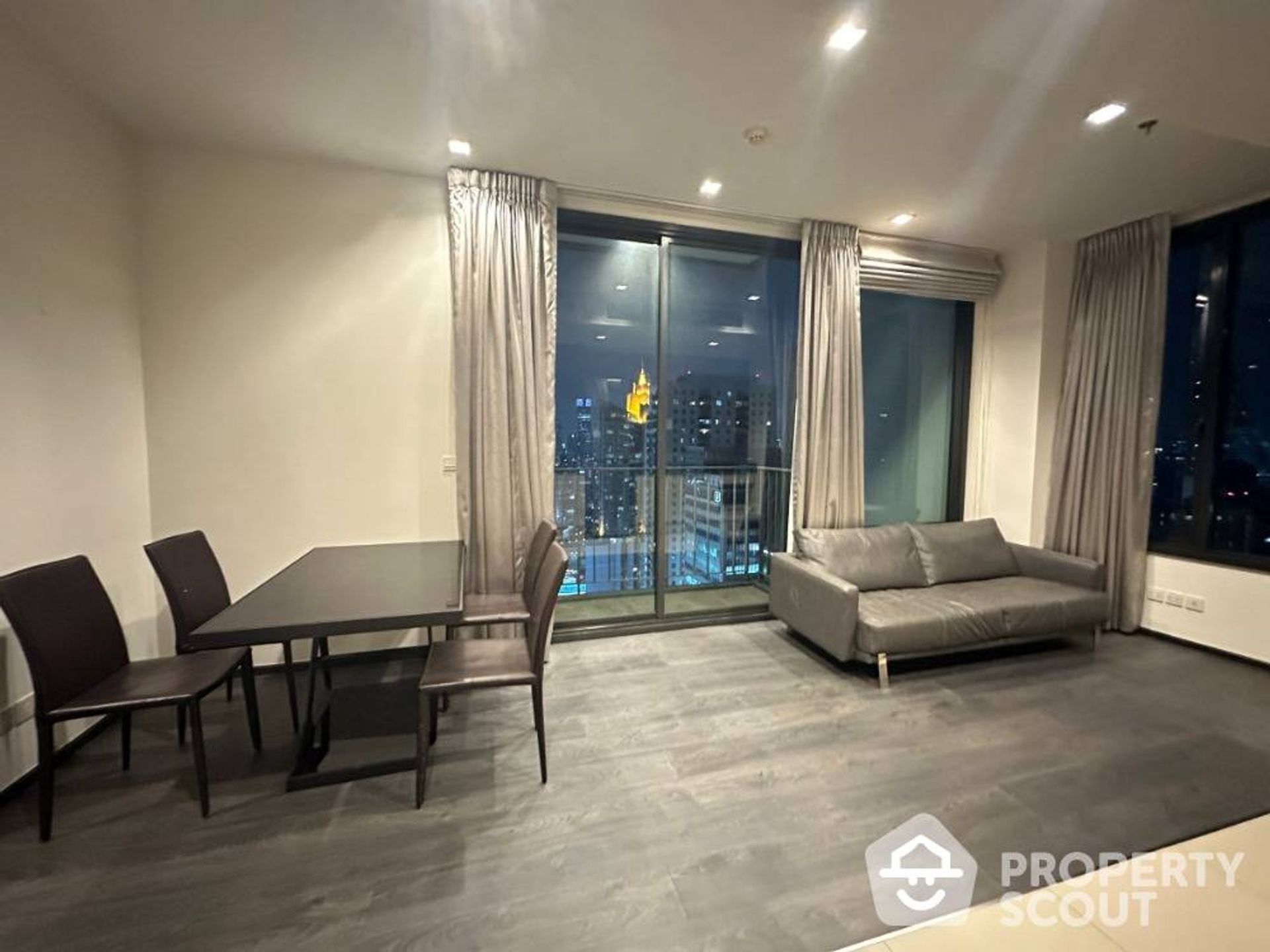 Condominium in Khlong Toei, Krung Thep Maha Nakhon 12582656