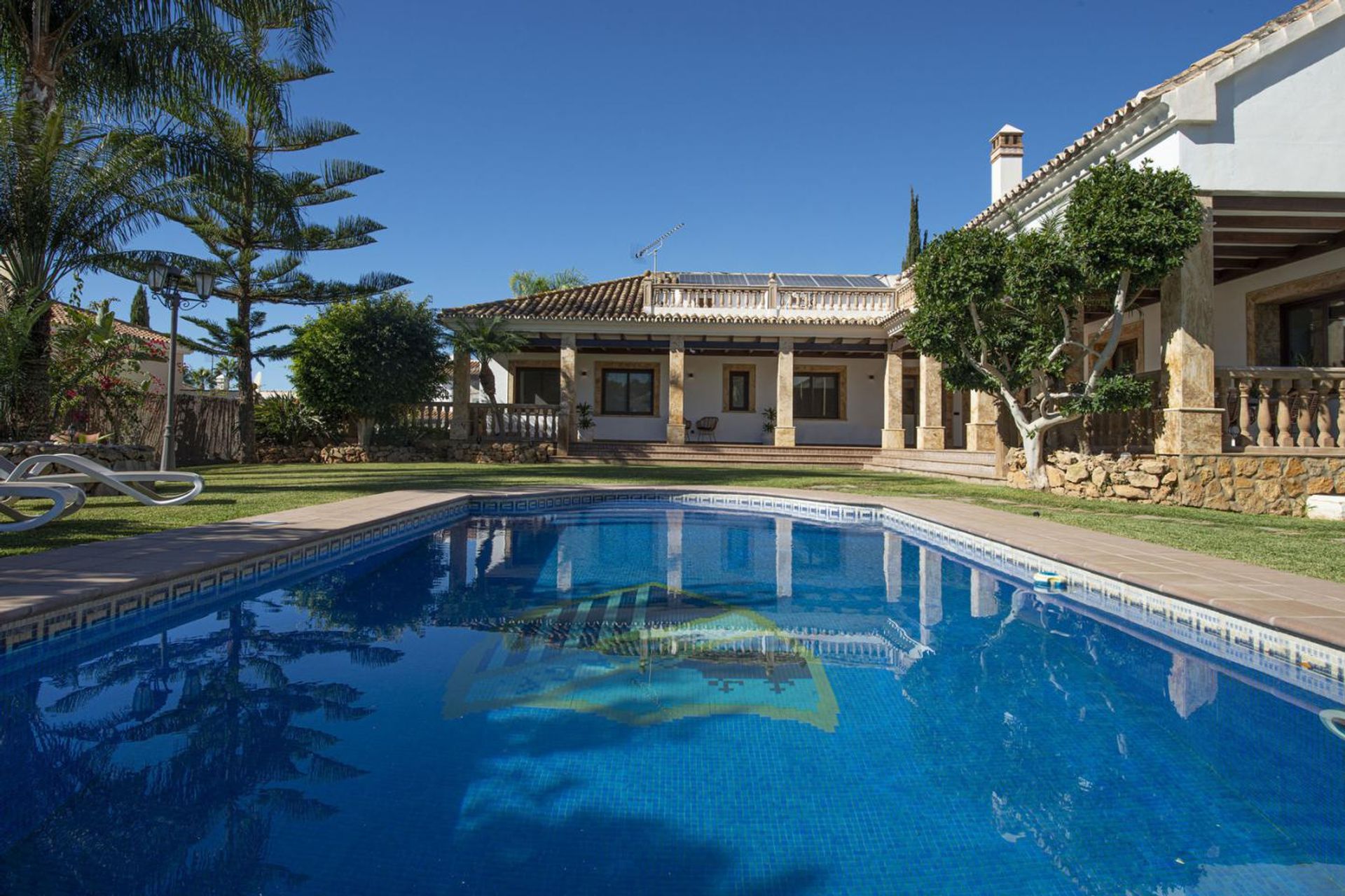 Asuinrakennus sisään Las Lagunas de Mijas, Andalucía 12583578