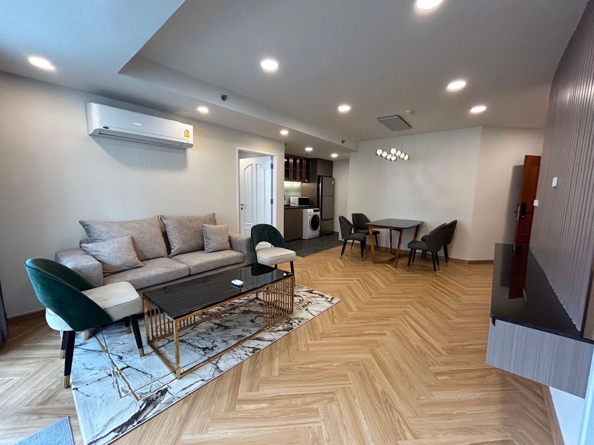 Condominium in Khlong Toei, Krung Thep Maha Nakhon 12590759