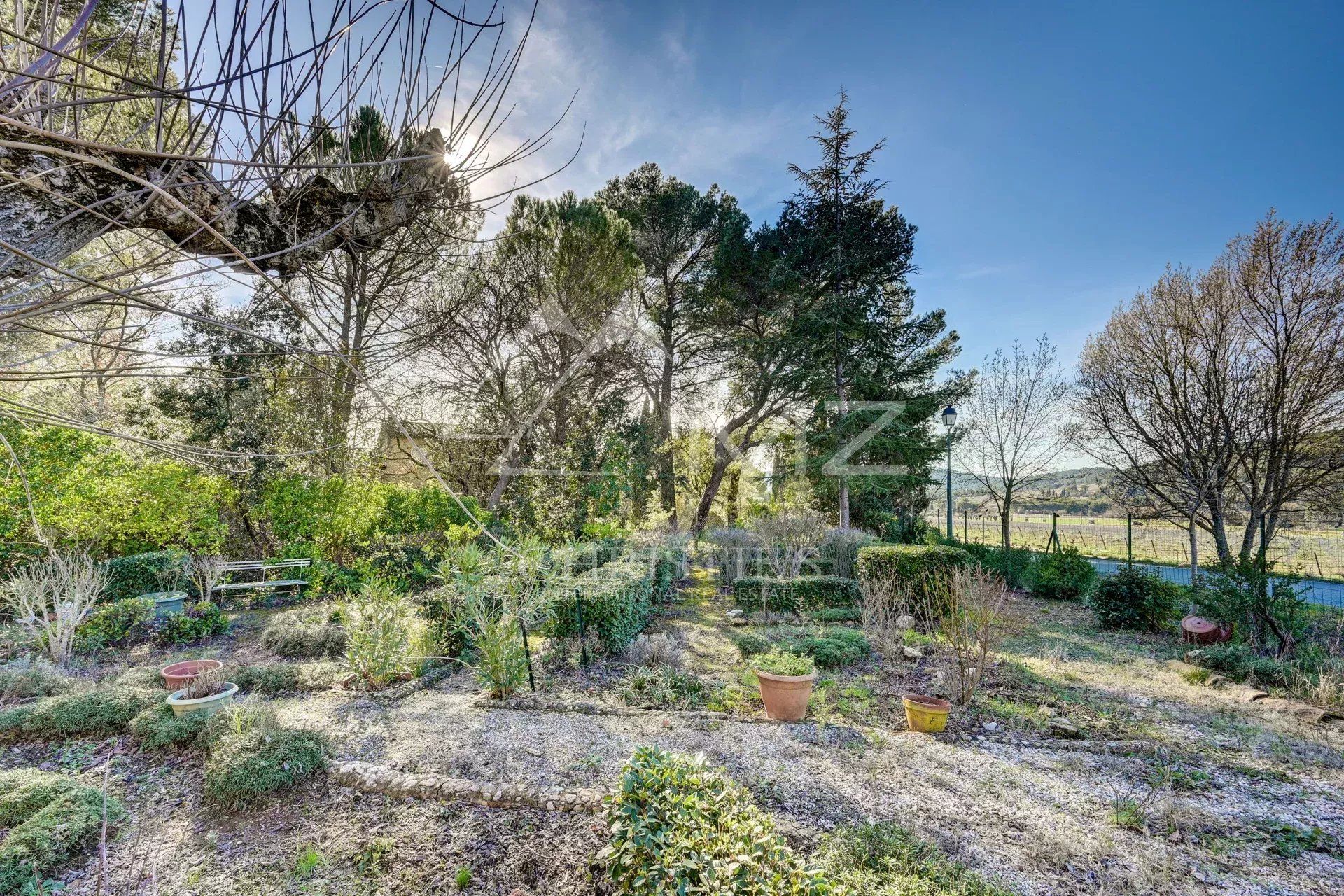 بيت في Aix-en-Provence, Bouches-du-Rhône 12628573