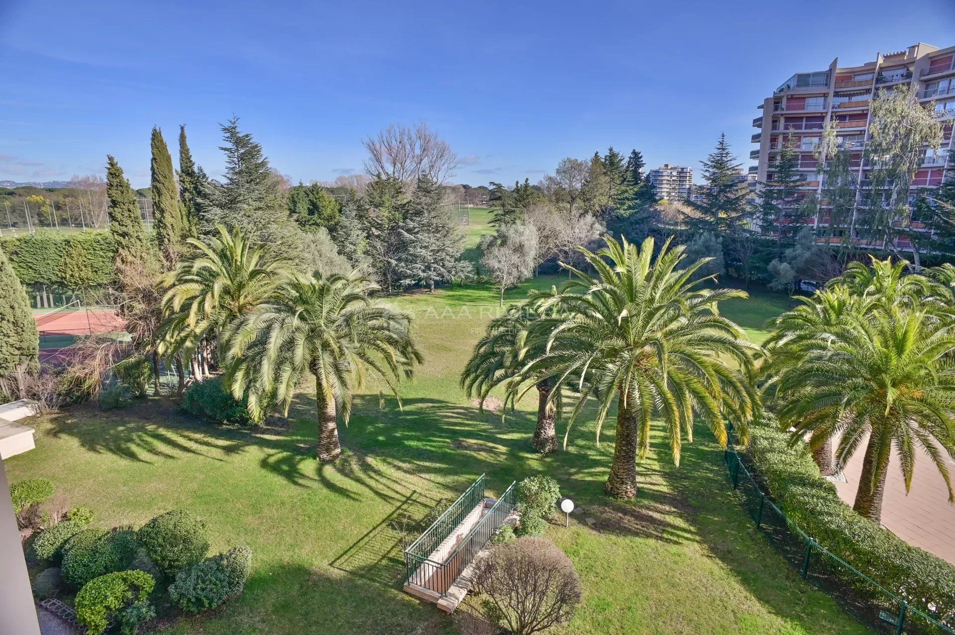 Condominium in Mandelieu-la-Napoule, Alpes-Maritimes 12628708