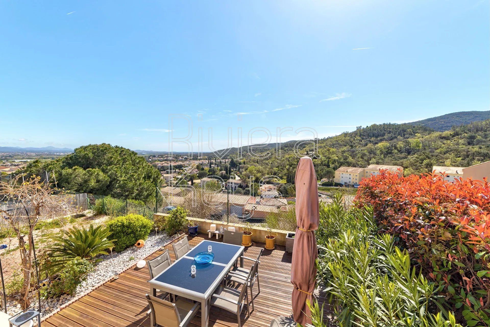 Casas Múltiplas no Roquebrune-sur-Argens, Provence-Alpes-Cote d'Azur 12628827