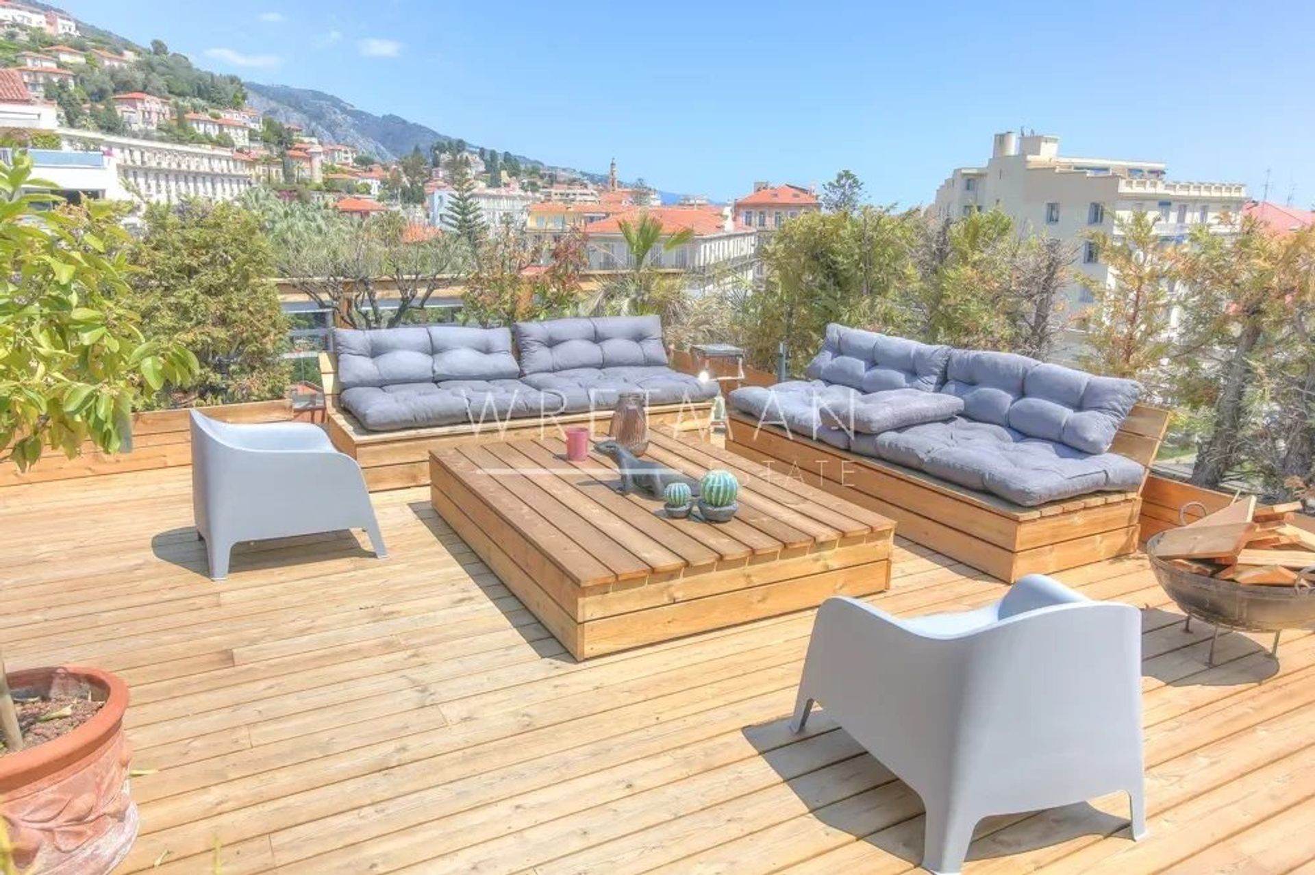 Condominium in Menton, Provence-Alpes-Cote d'Azur 12629276