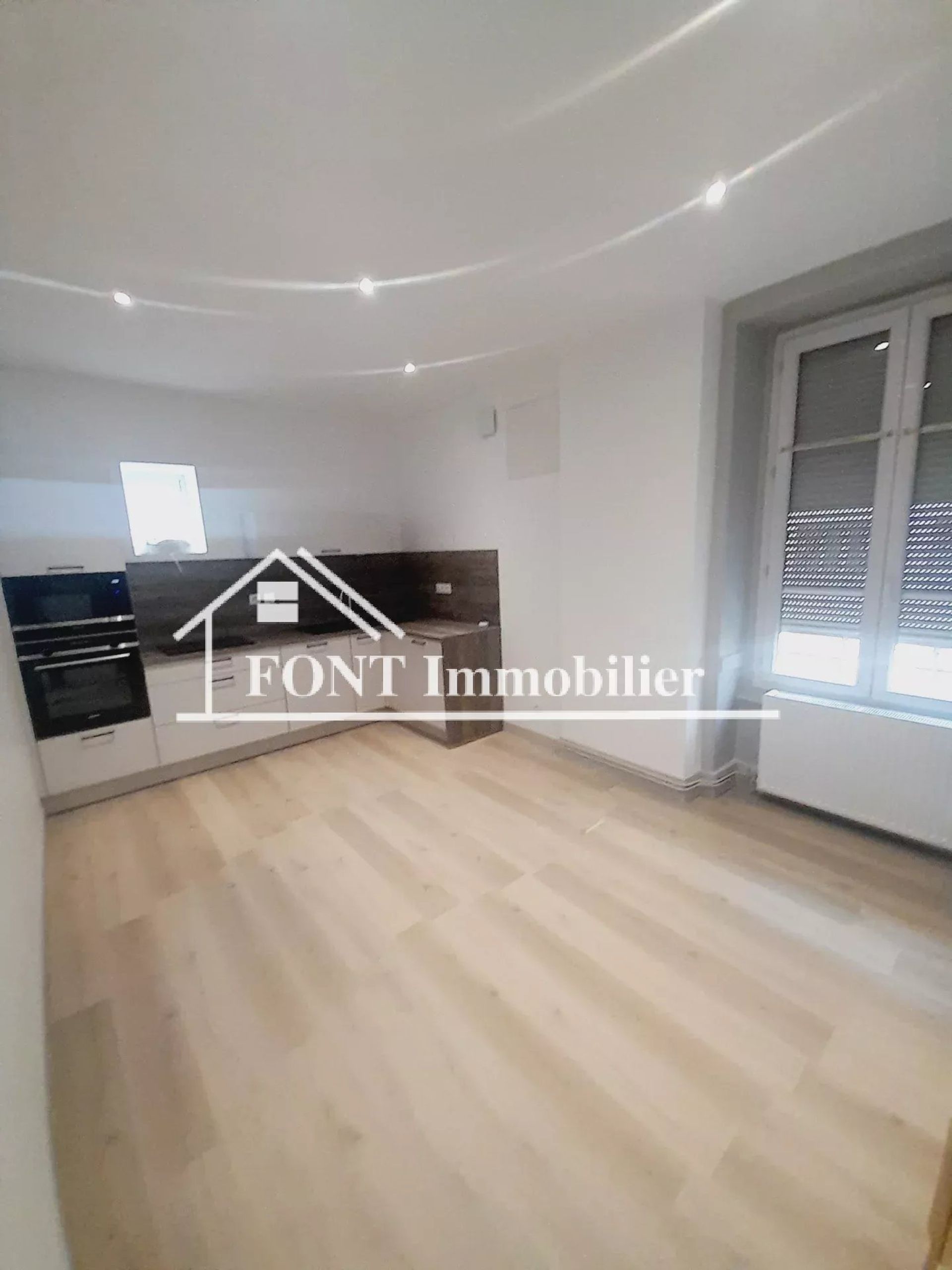 Condominium in Sint-Chamond, Auvergne-Rhône-Alpes 12629494