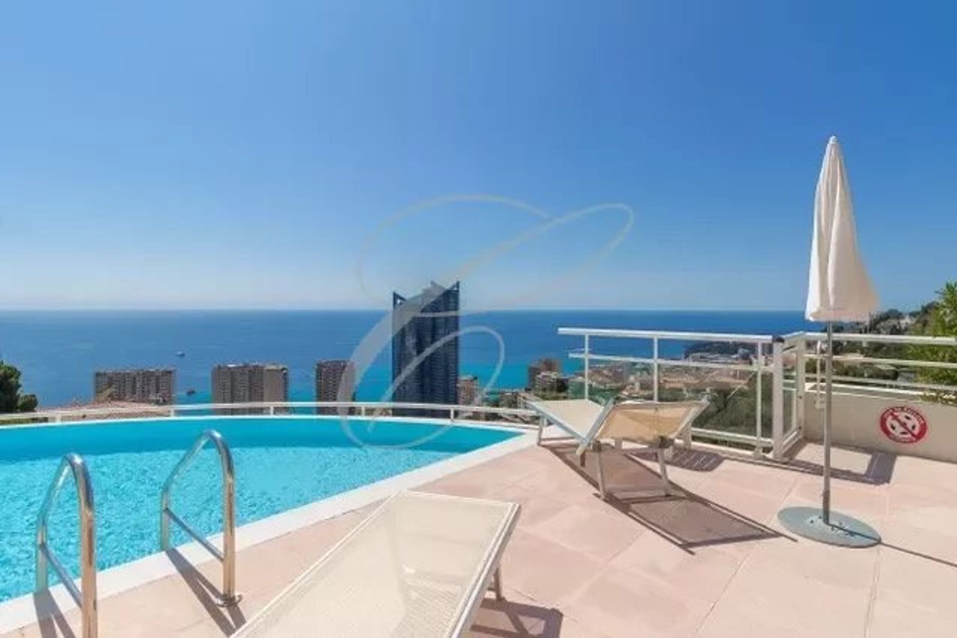 Osakehuoneisto sisään Beausoleil, Provence-Alpes-Cote d'Azur 12629581