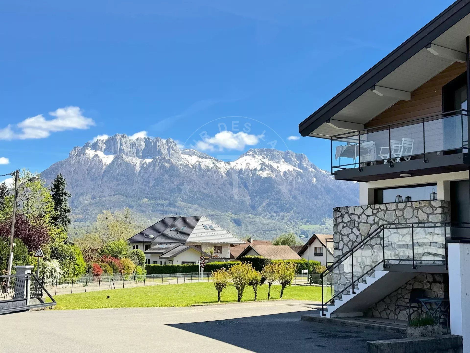 بيت في Saint-Jorioz, Haute-Savoie 12630229