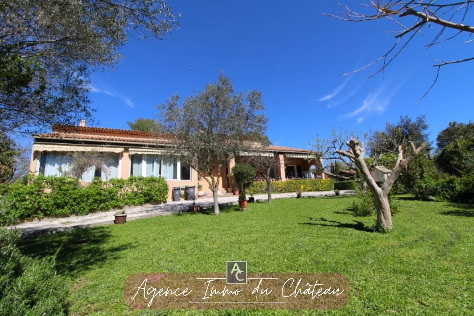 Rumah di Rocbaron, Provence-Alpes-Cote d'Azur 12630419