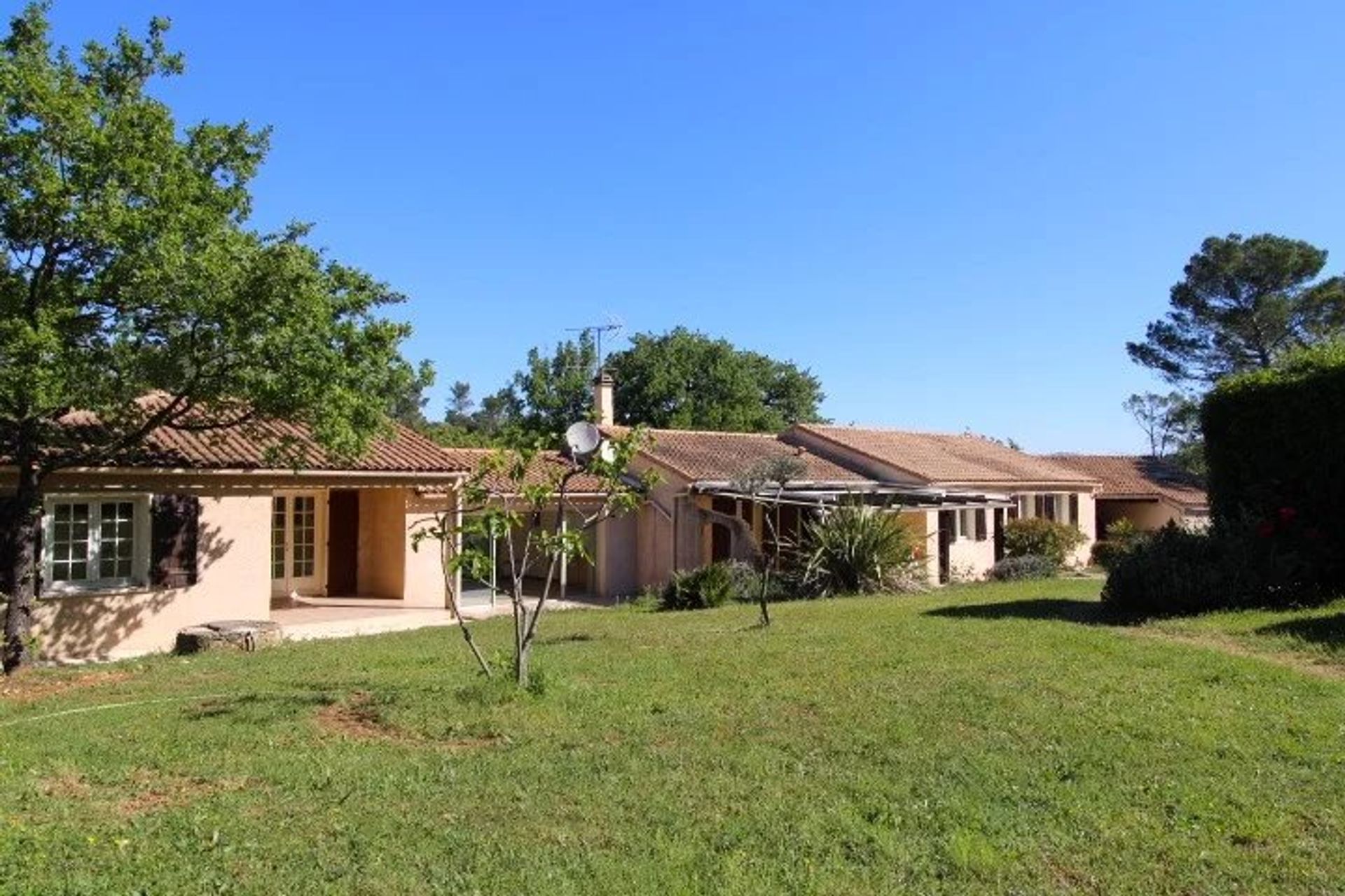 casa no Rocbaron, Provence-Alpes-Cote d'Azur 12630422