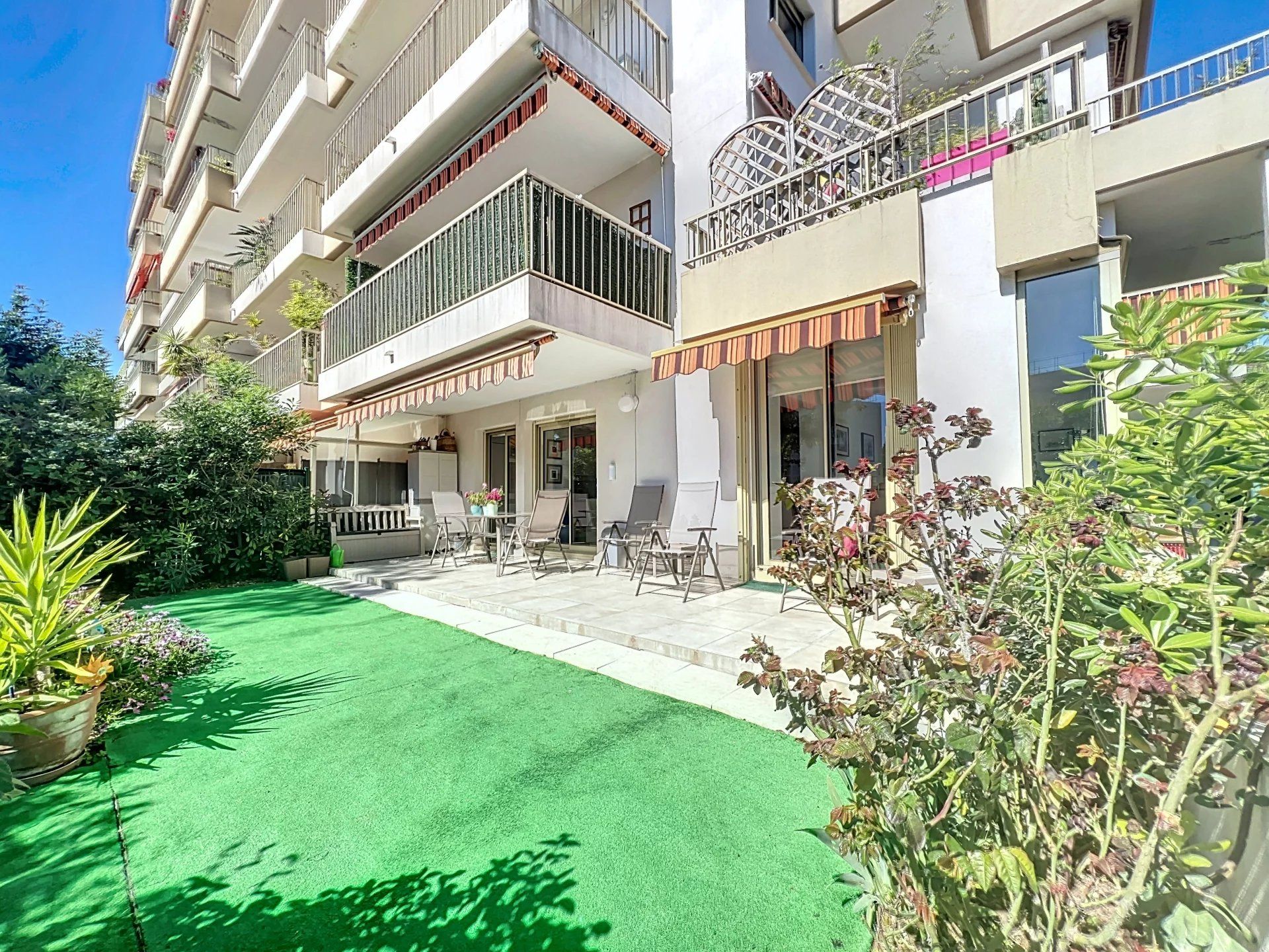 Condominium dans La Californie, Provence-Alpes-Côte d'Azur 12630455