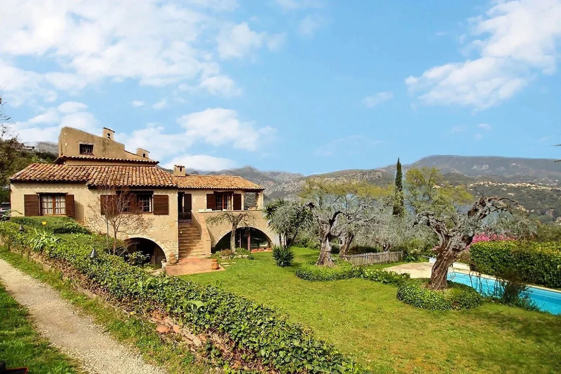 Talo sisään Le Broc, Provence-Alpes-Cote d'Azur 12631542