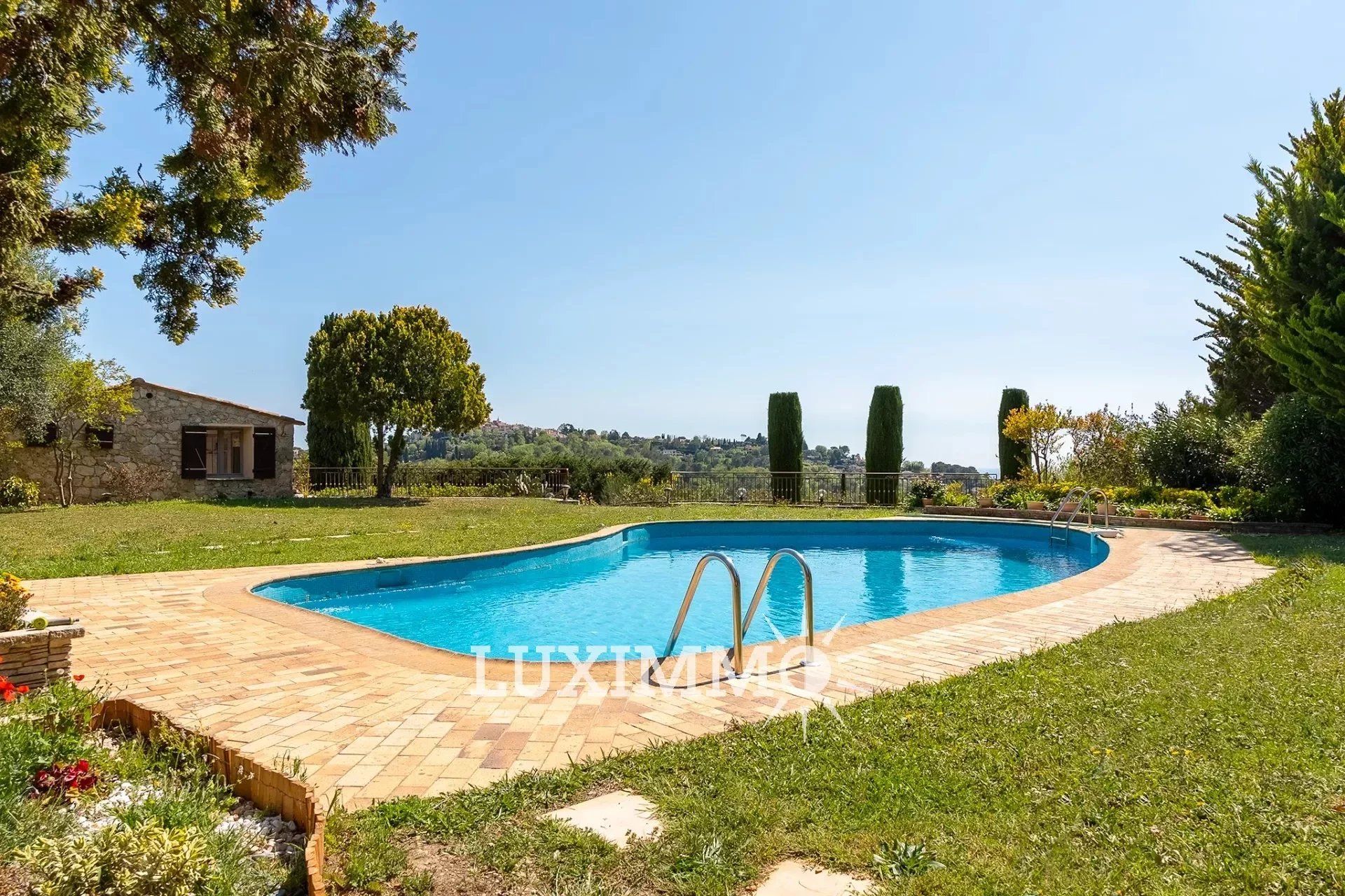 سكني في Mougins, Alpes-Maritimes 12632029