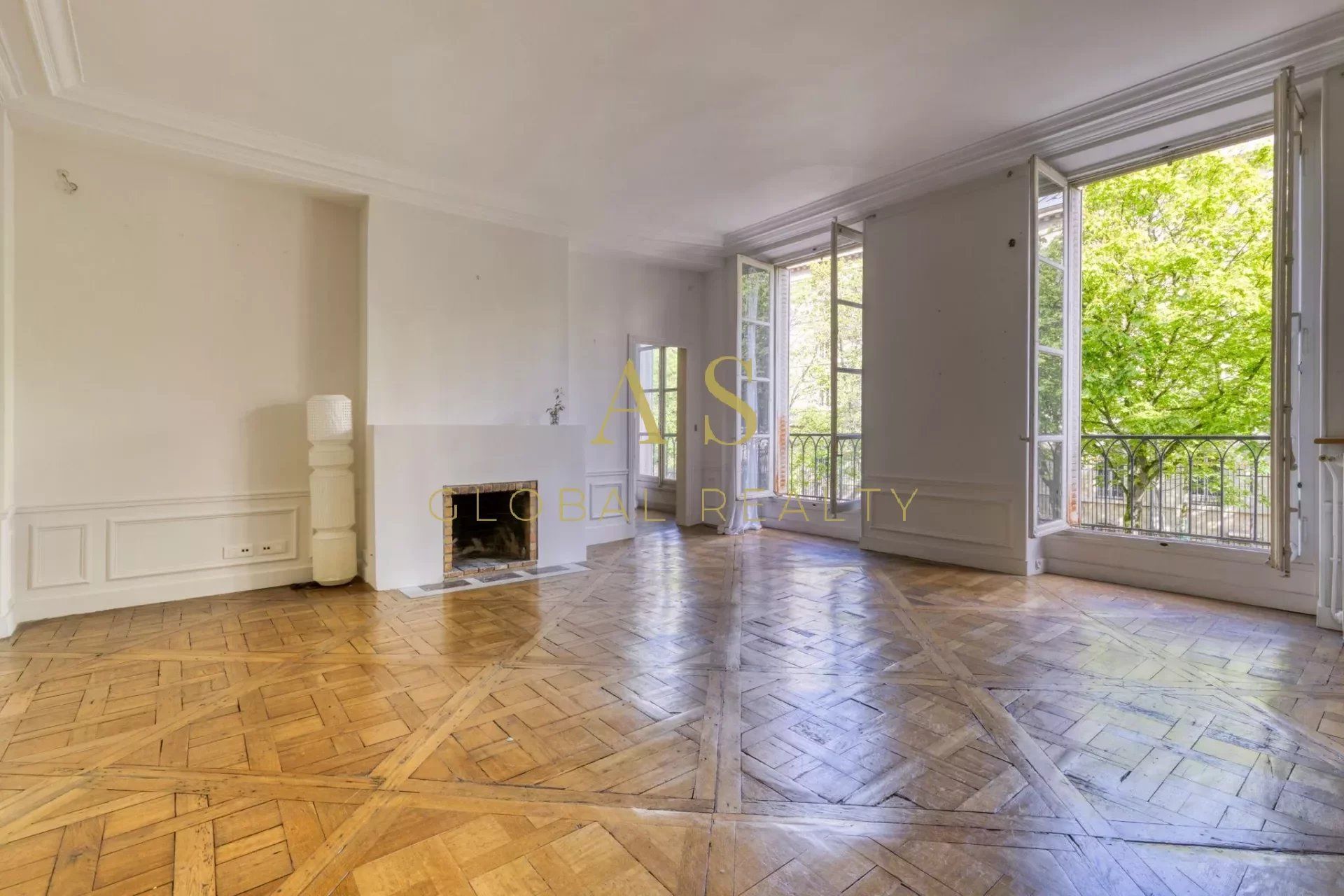 Condominium in Paris, Ile-de-France 12632480