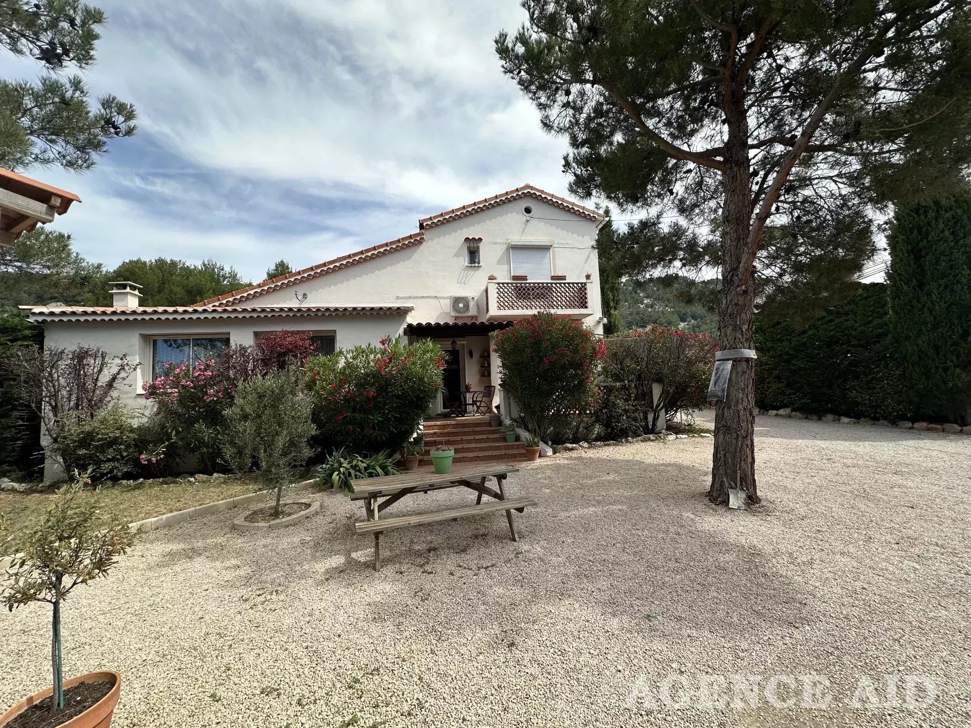 Casa nel Cuges-les-Pins, Provence-Alpes-Cote d'Azur 12633776