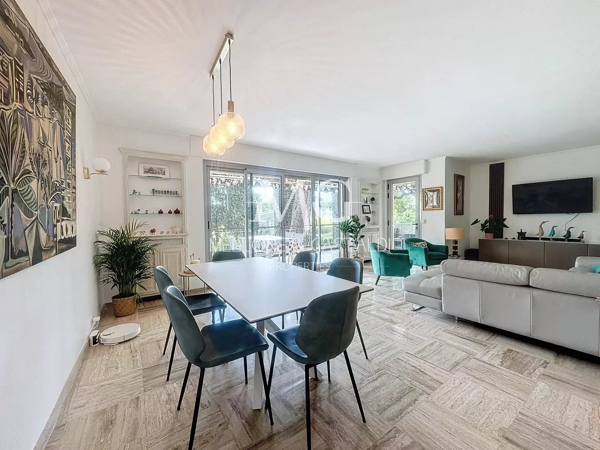 Condominium in Le Cannet, Alpes-Maritimes 12635018