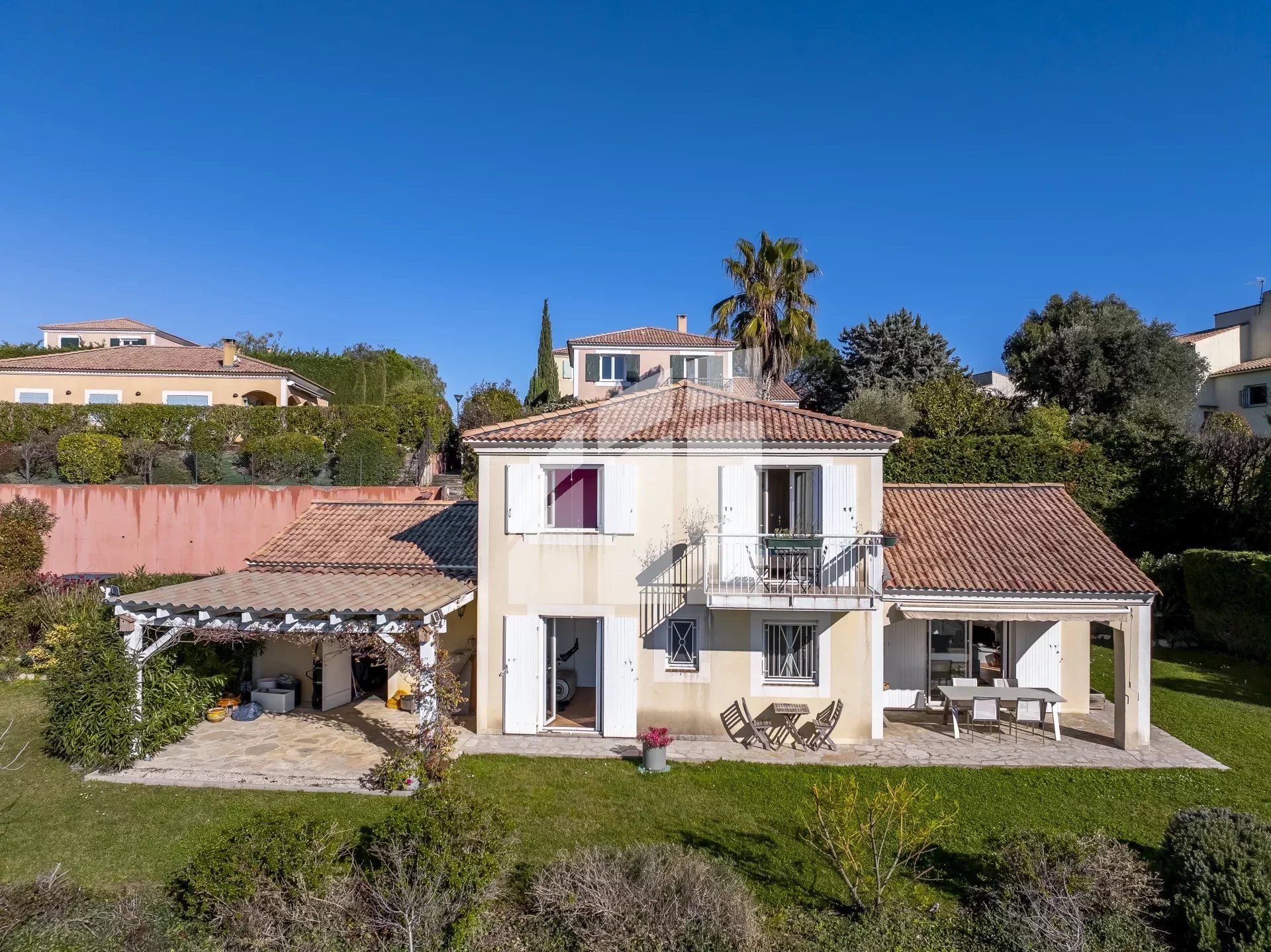 بيت في La Madeleine, Provence-Alpes-Cote d'Azur 12641835