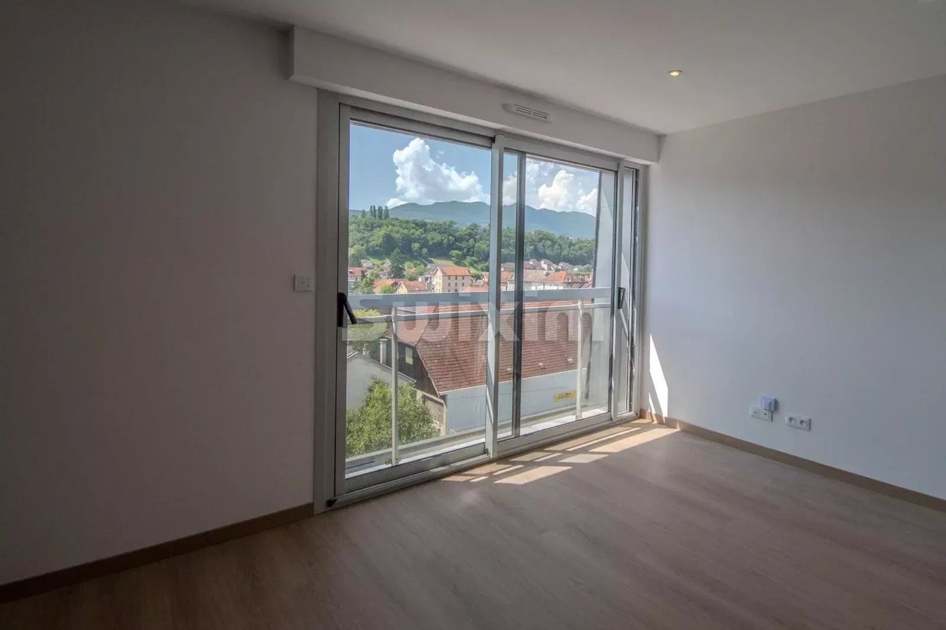 Condominium in Aix-les-Bains, Auvergne-Rhone-Alpes 12644059