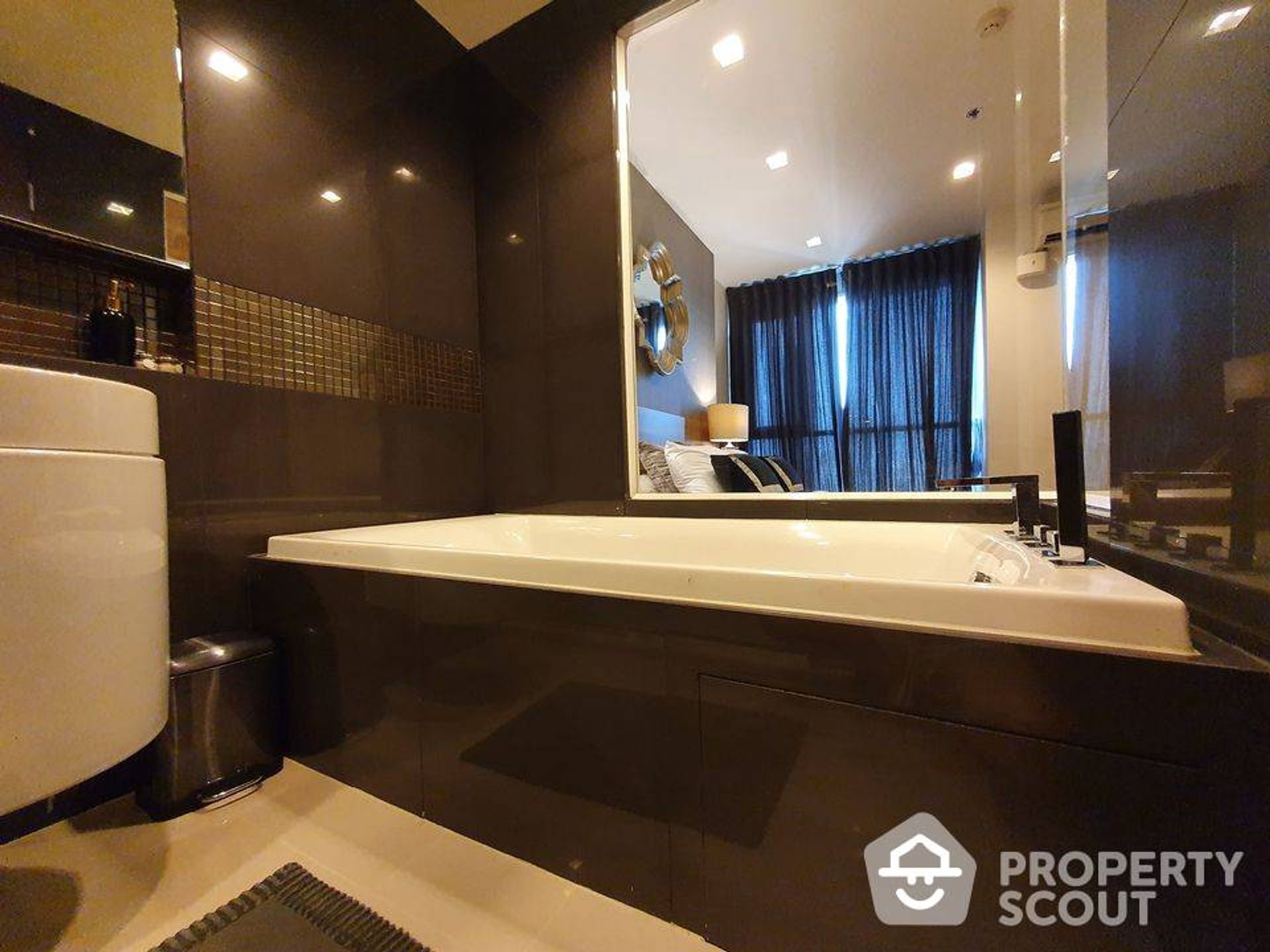 Condominium in Sathon, Krung Thep Maha Nakhon 12647118