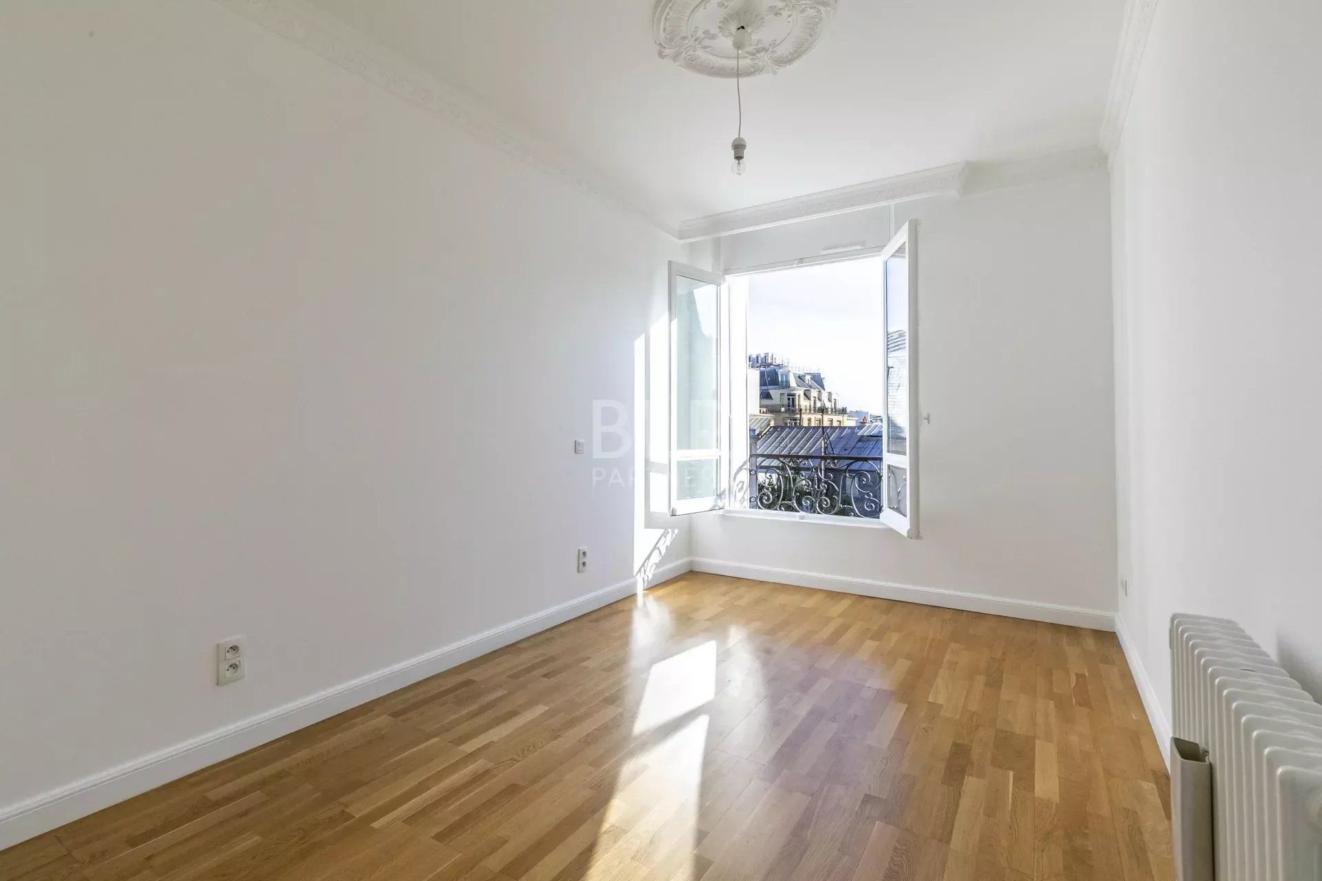 Condominium in Clichy, Ile-de-France 12647230