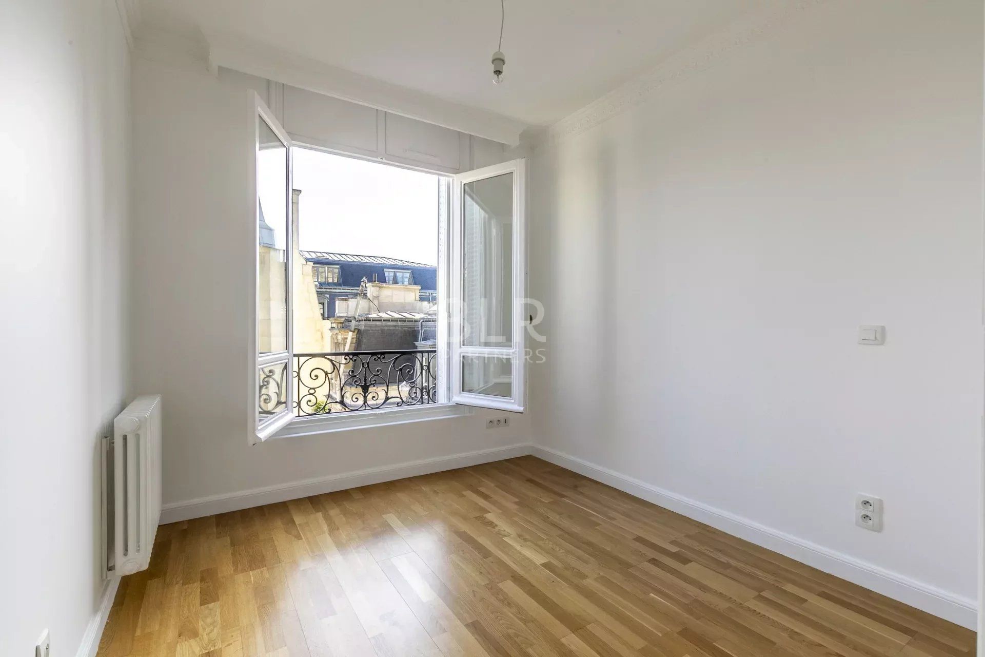 Condominium in Clichy, Ile-de-France 12647230