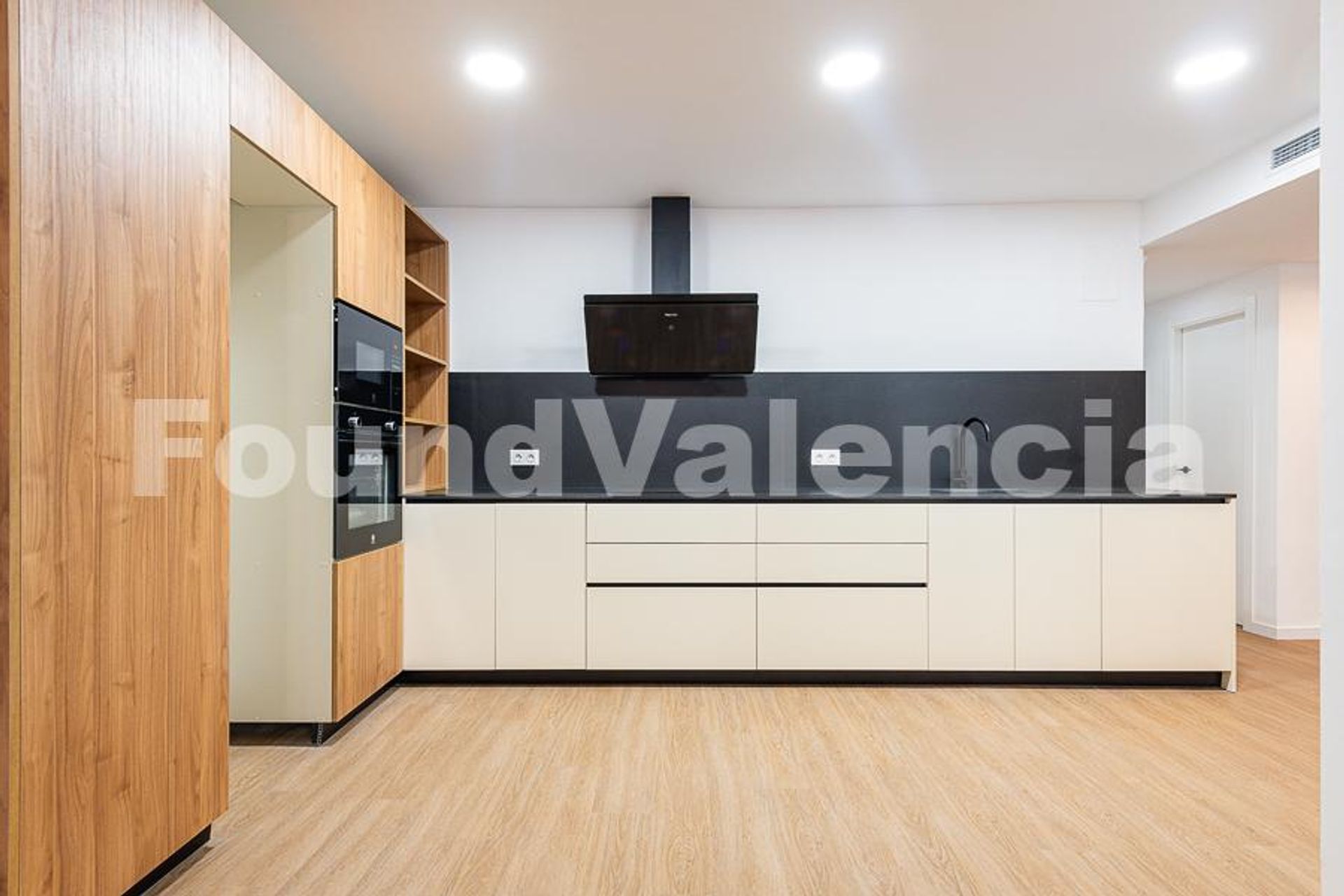 Condominium in València, Comunidad Valenciana 12647475