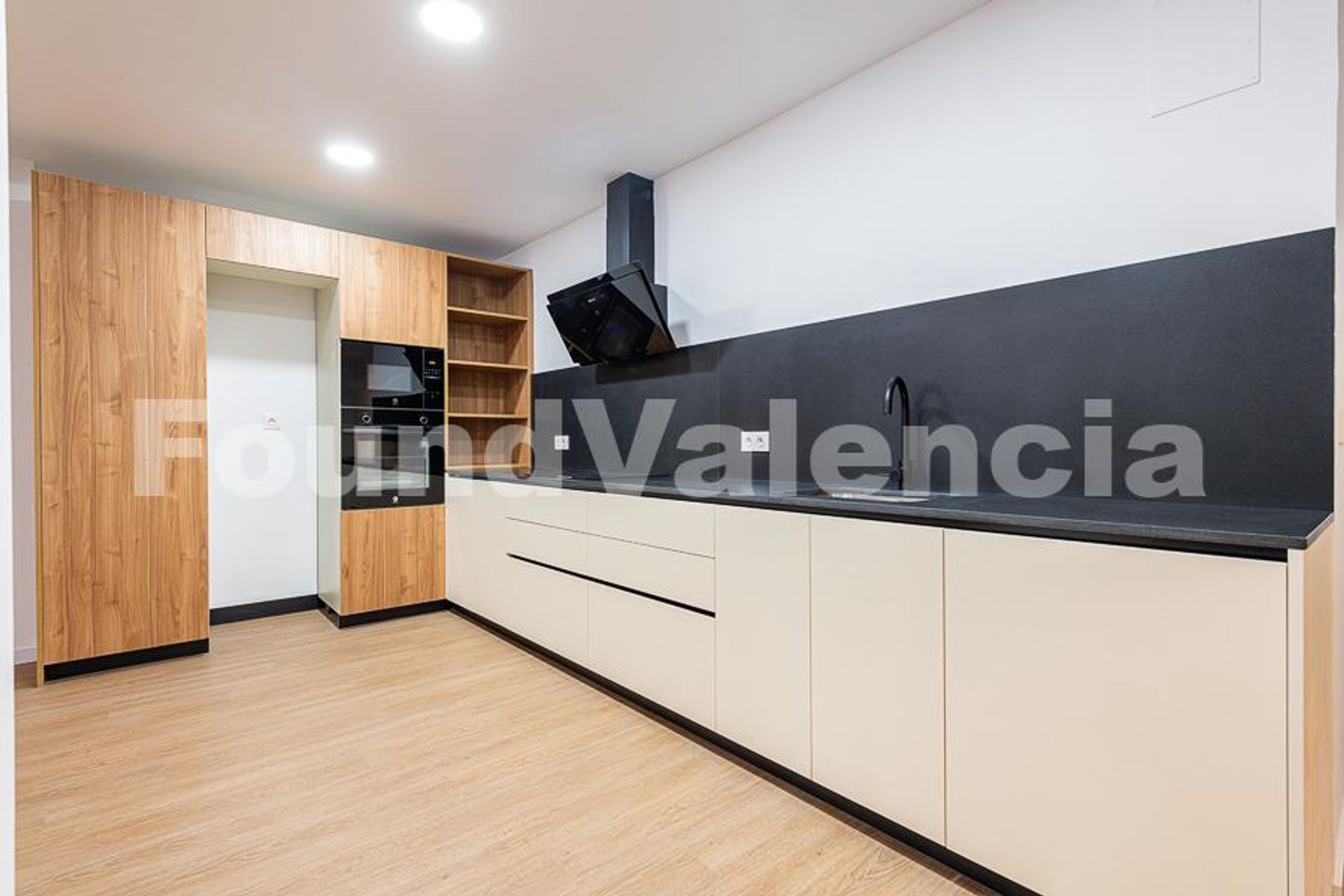 Condominium in València, Comunidad Valenciana 12647475