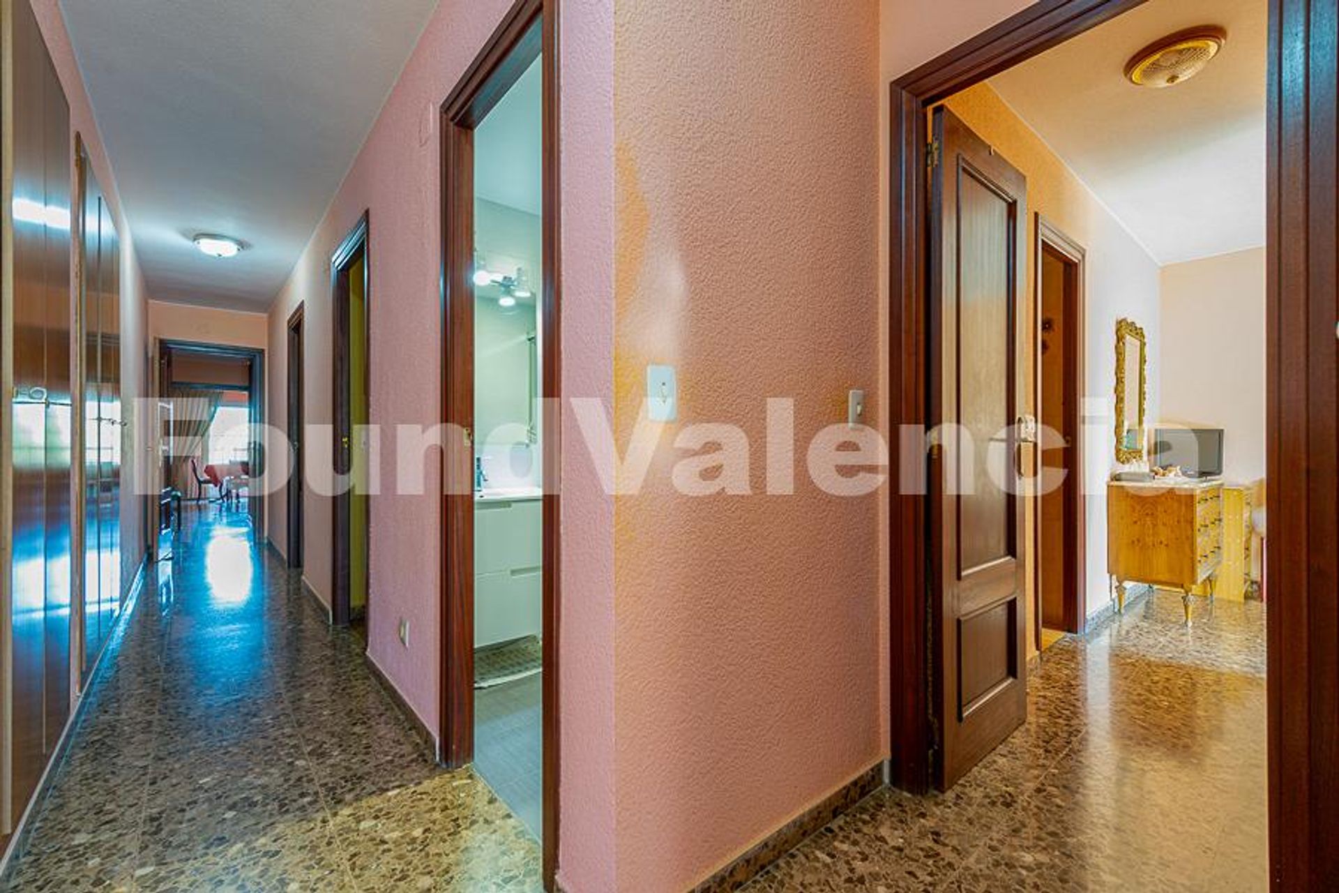 Condominium in València, Comunidad Valenciana 12647492