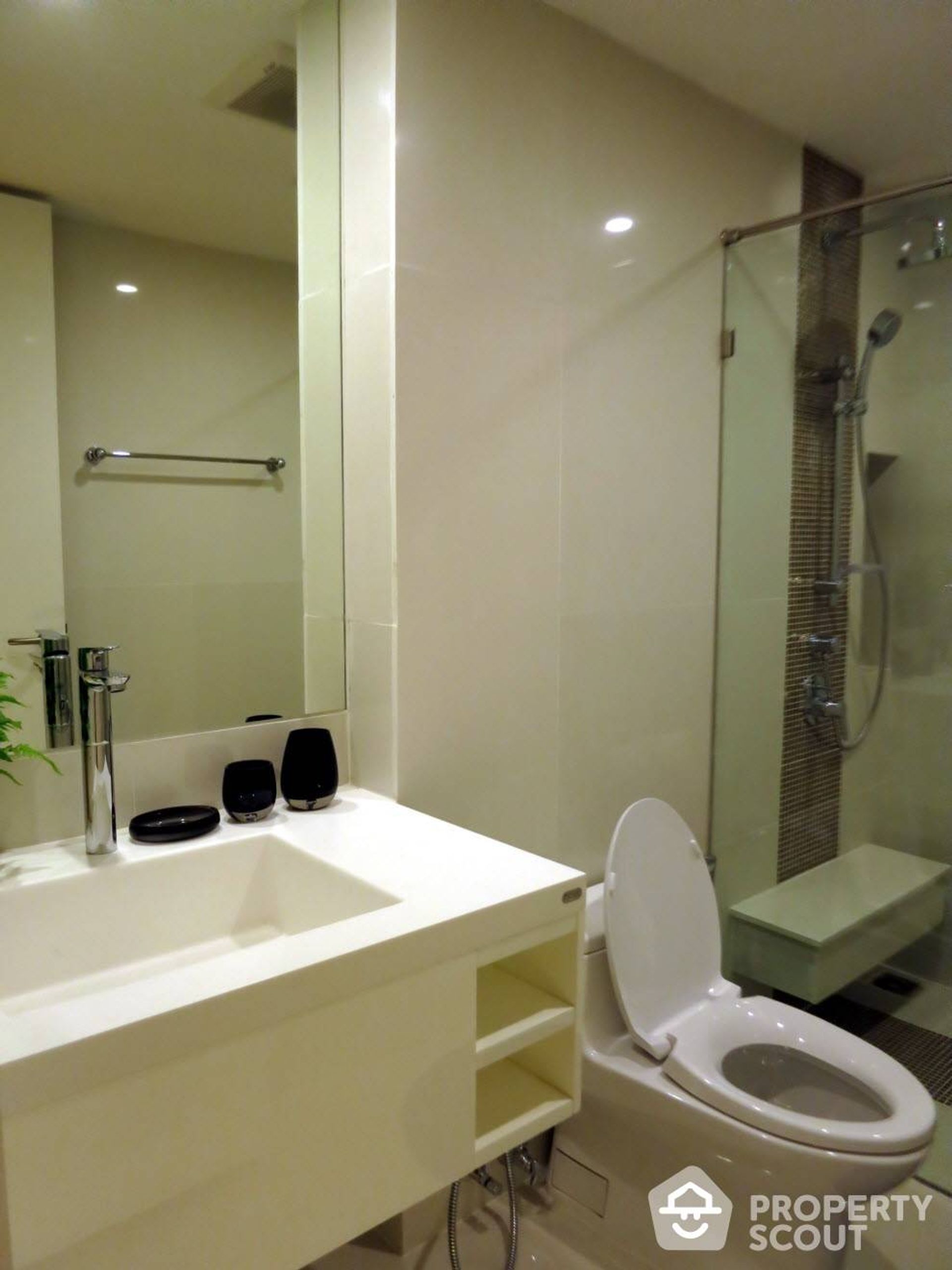 Condominium in Bang Rak, Krung Thep Maha Nakhon 12649066