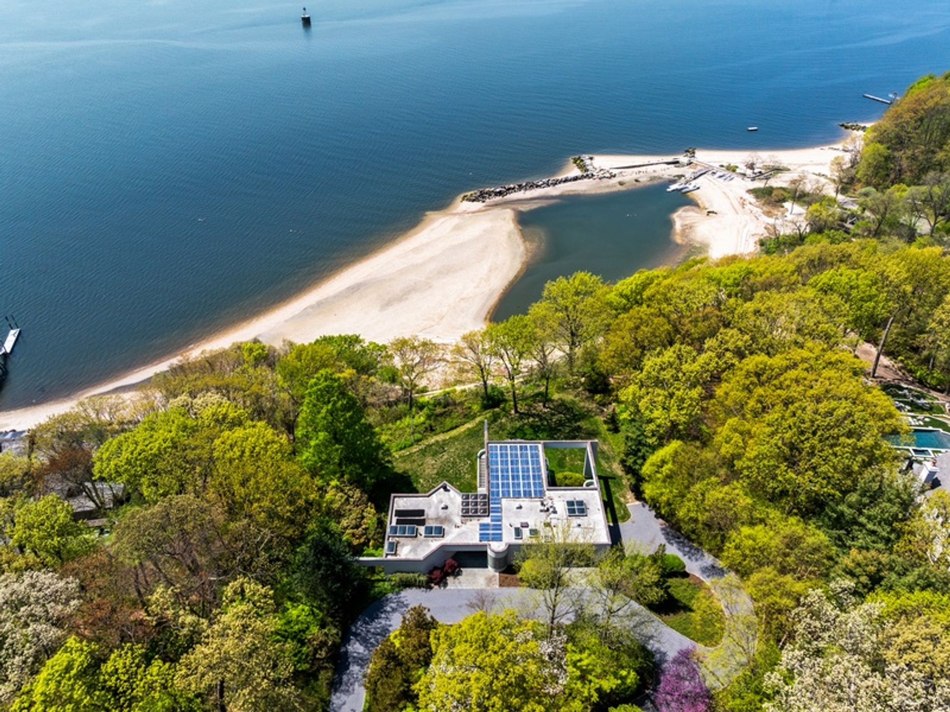 다른 에 Lloyd Harbor, New York 12650000