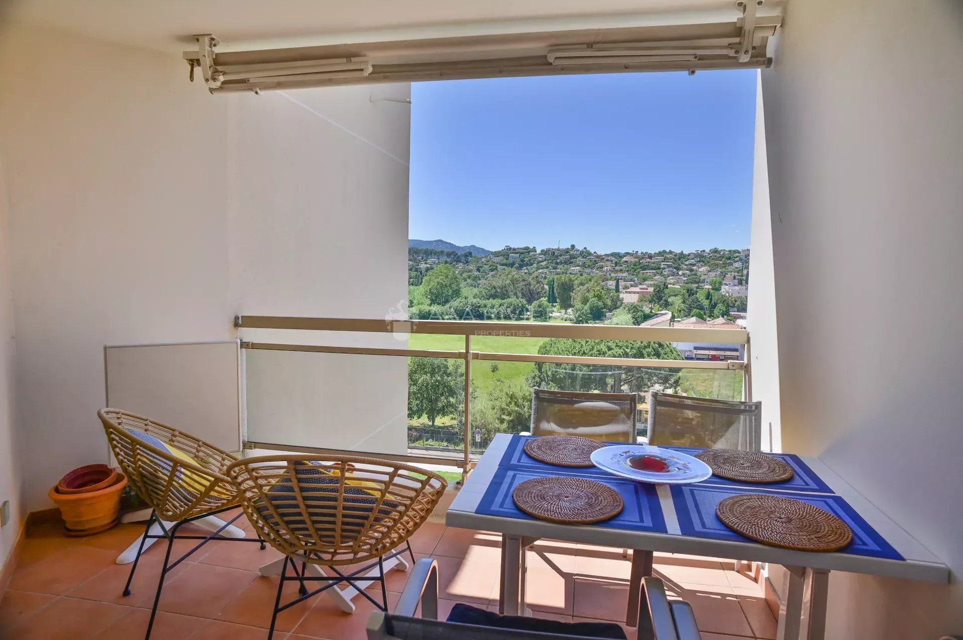 Condominium in Mandelieu-la-Napoule, Alpes-Maritimes 12664544