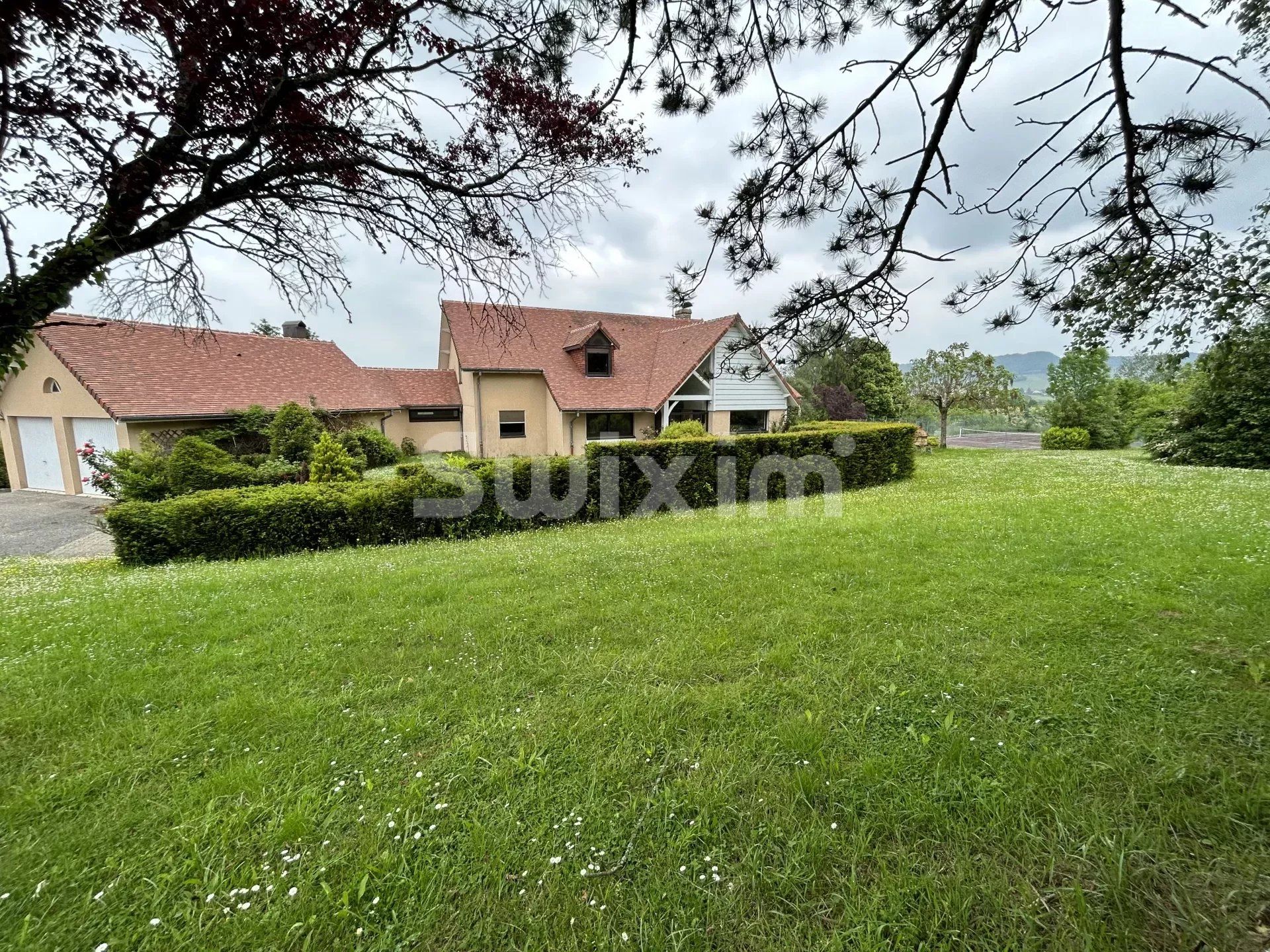 Hus i Lons-le-Saunier, Bourgogne-Franche-Comte 12664681