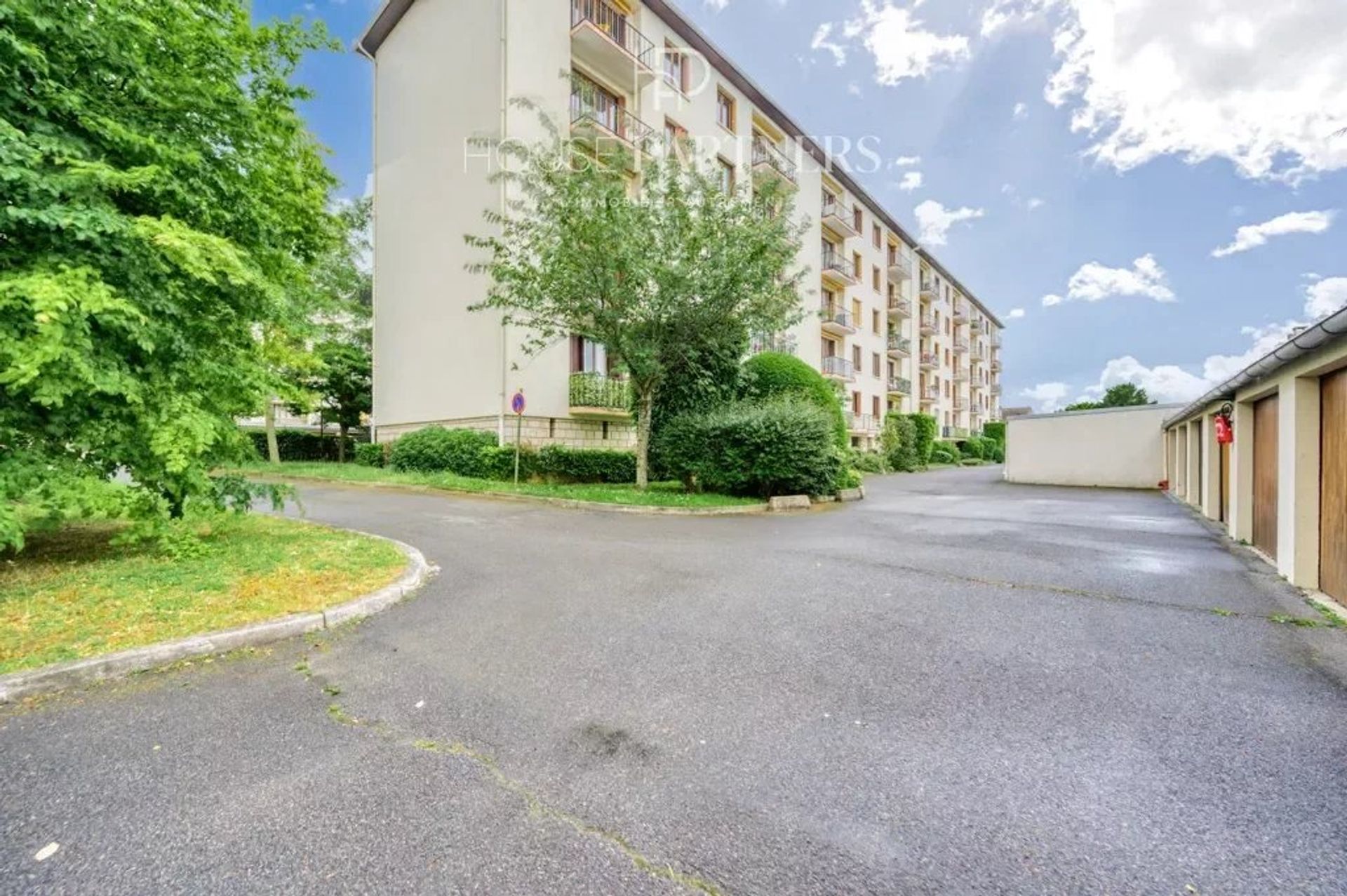 Condominium in Rueil-Malmaison, Hauts-de-Seine 12664807