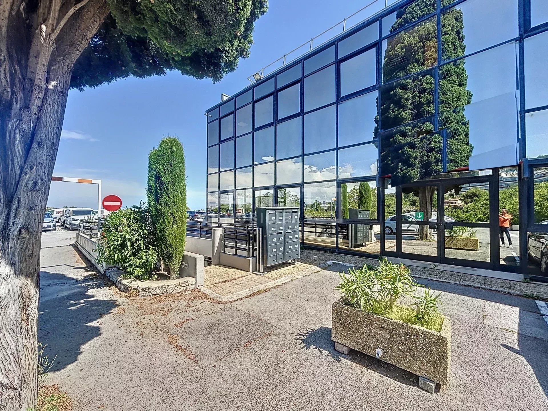 办公室 在 Villeneuve-Loubet, Provence-Alpes-Cote d'Azur 12664964