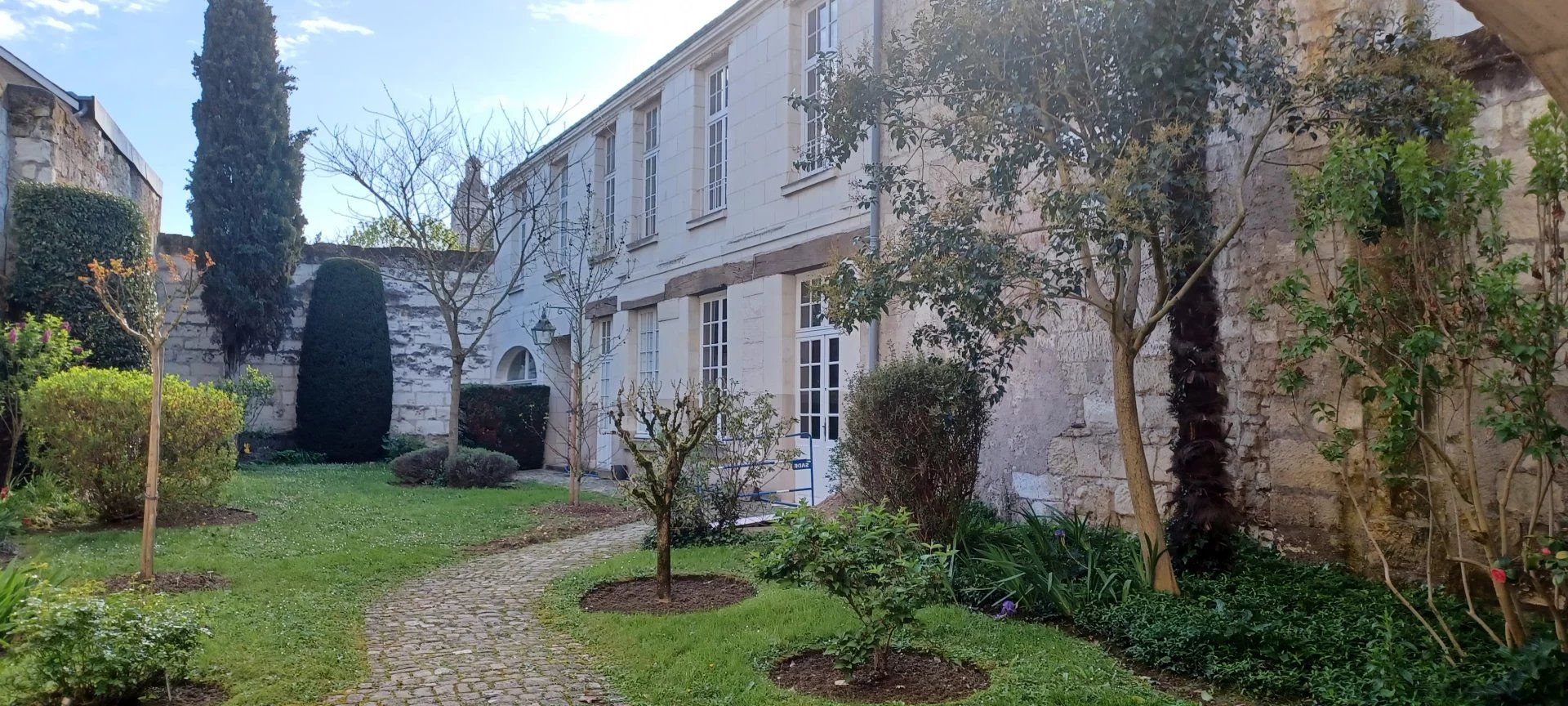 Condominium in Tours, Centre-Val de Loire 12665366