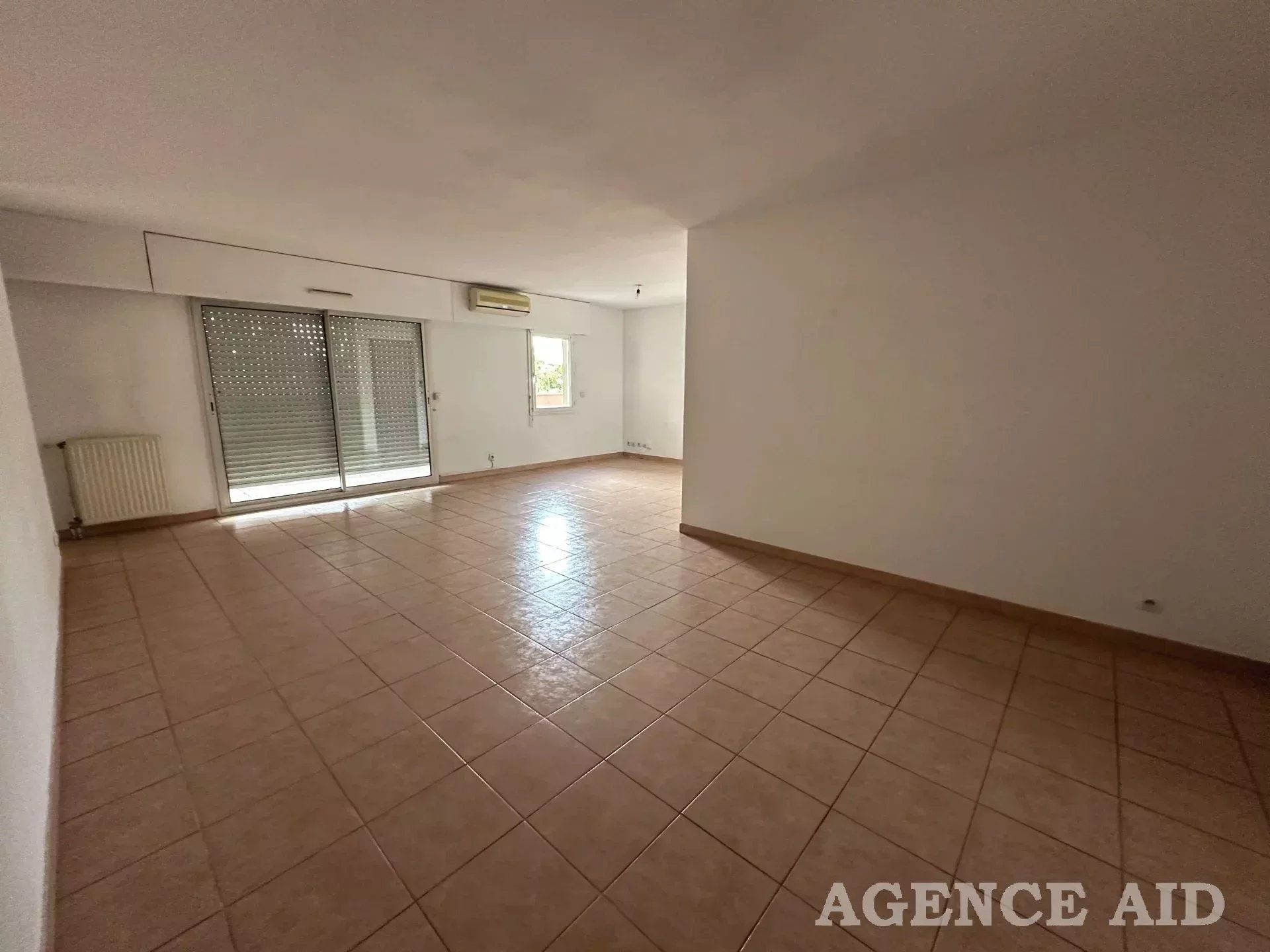 Osakehuoneisto sisään Aubagne, Provence-Alpes-Cote d'Azur 12666064