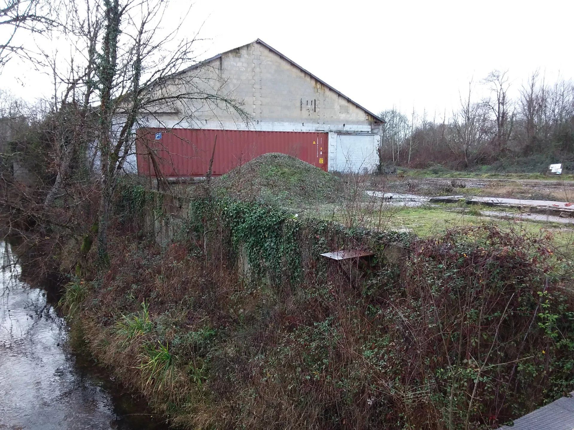 بيع بالتجزئة في Les Eglisottes Et Chalaur, Gironde 12666099