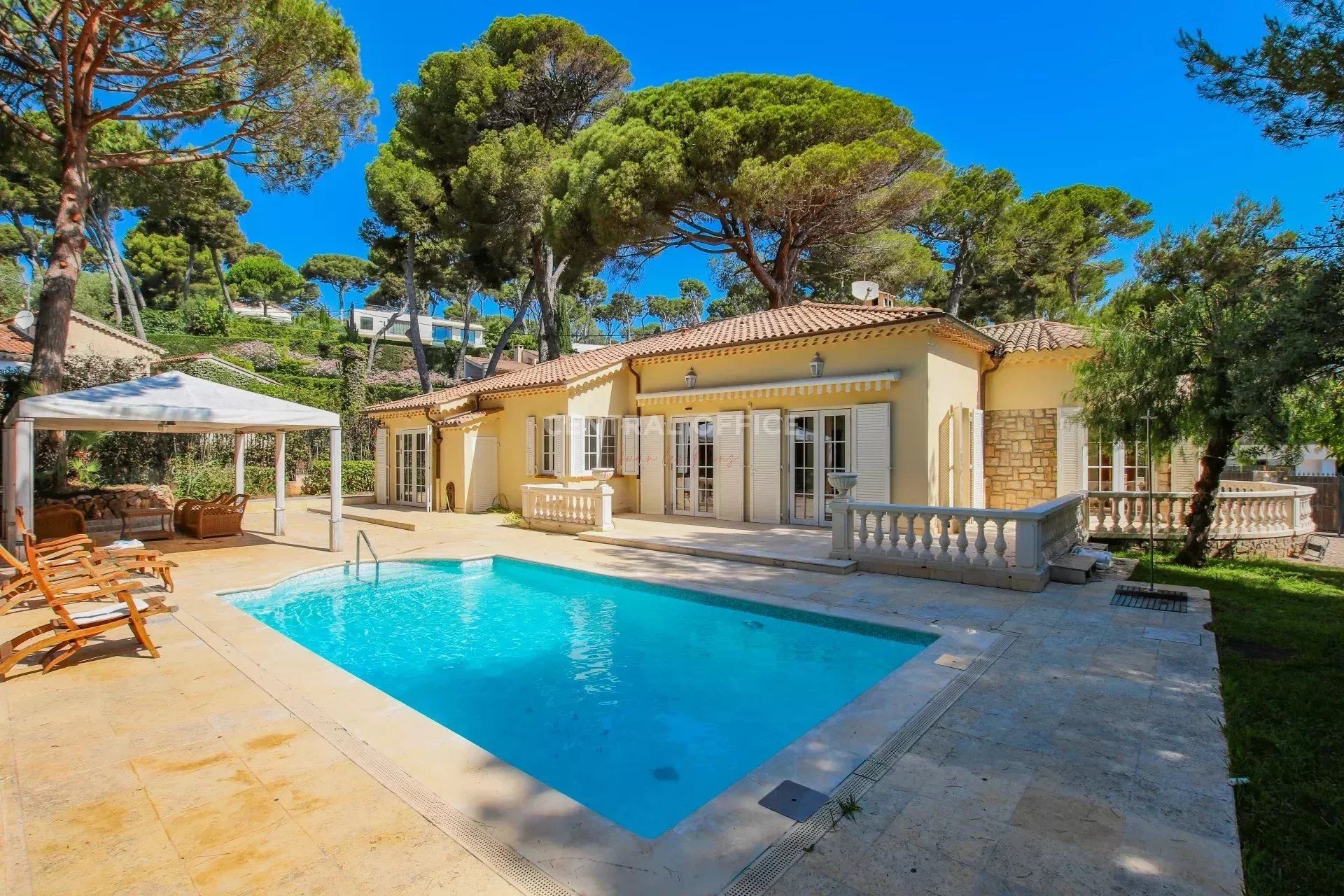 Kediaman dalam Antibes, Alpes-Maritimes 12666146