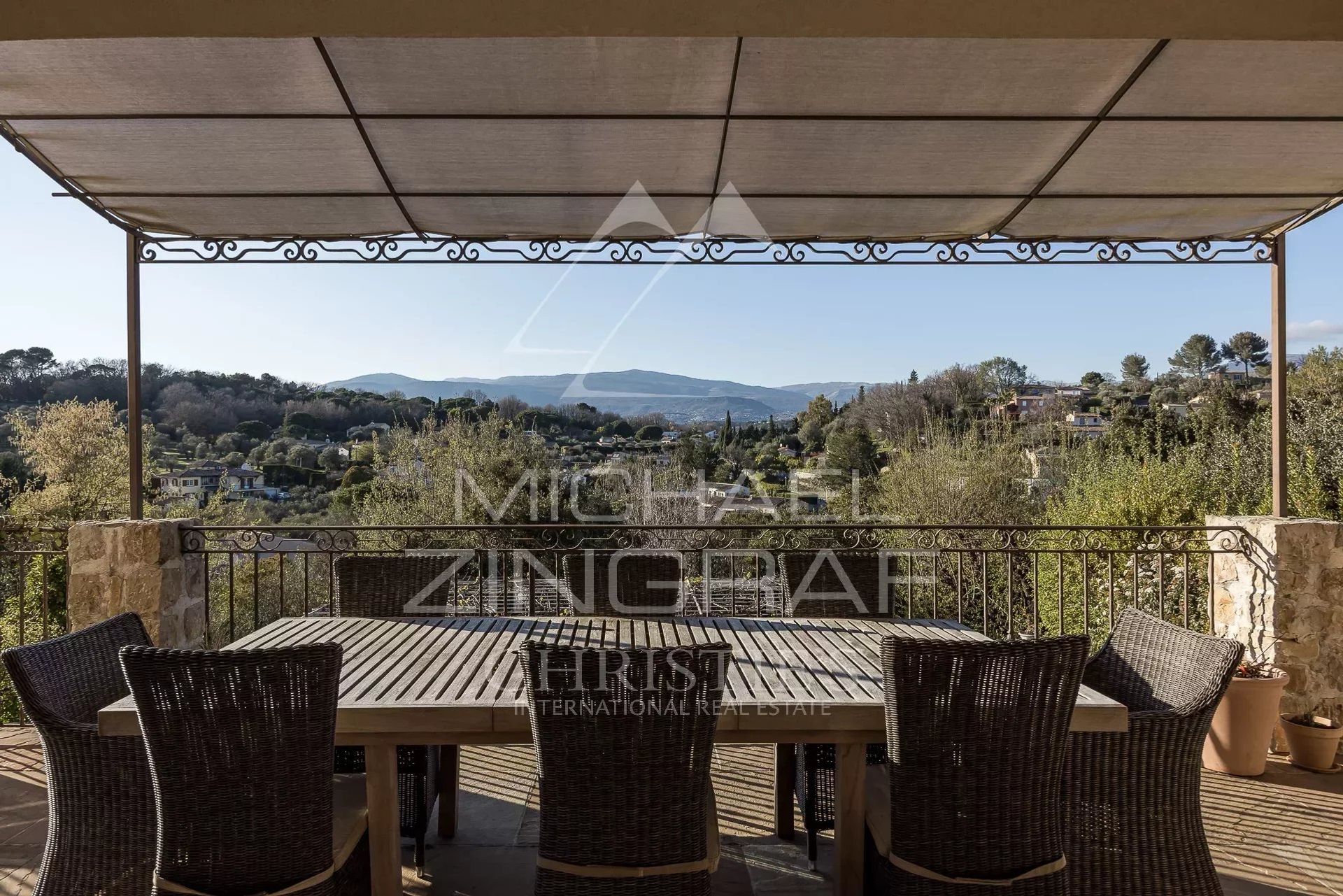 بيت في Mougins, Alpes-Maritimes 12667602