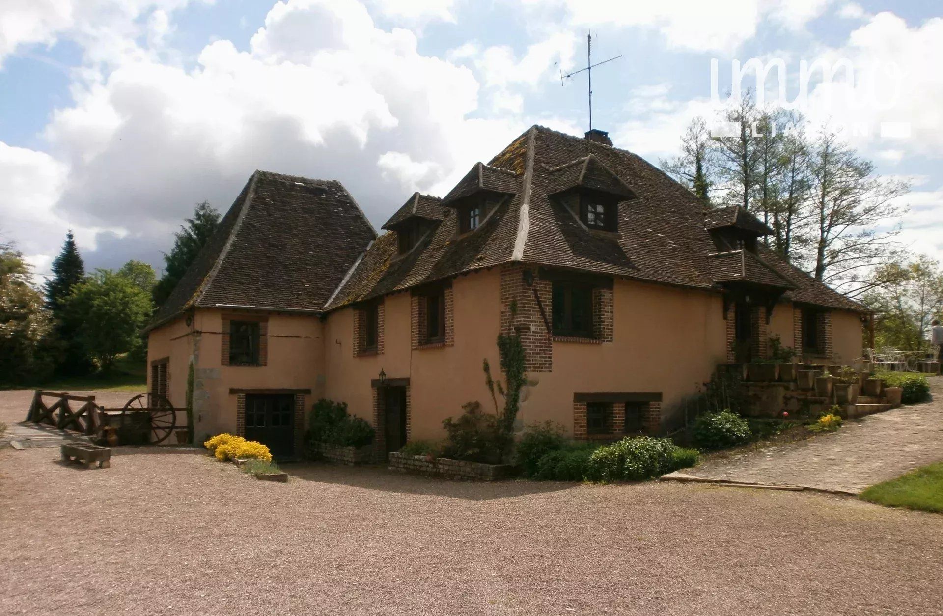 rumah dalam Saint-Fargeau, Bourgogne-Franche-Comte 12667735