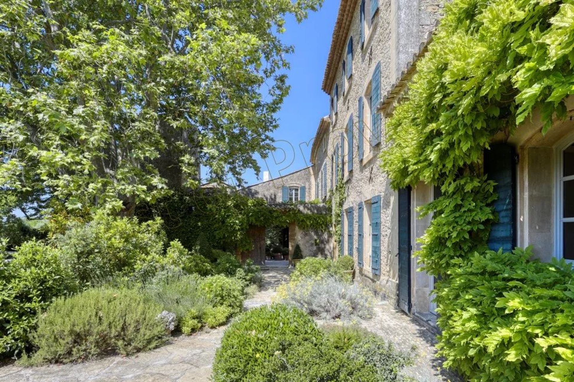 House in Lourmarin, Vaucluse 12668505