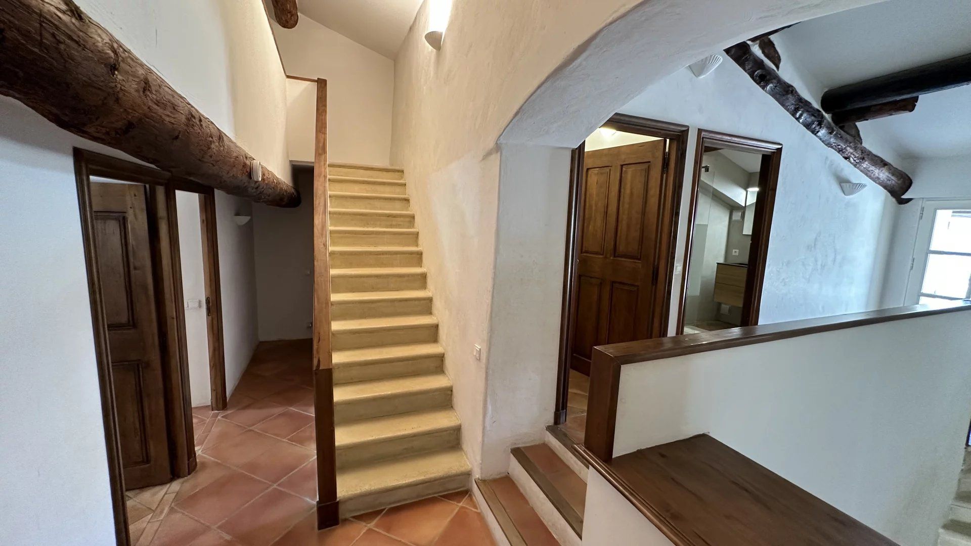 Hus i La Tour-d'Aigues, Vaucluse 12668510