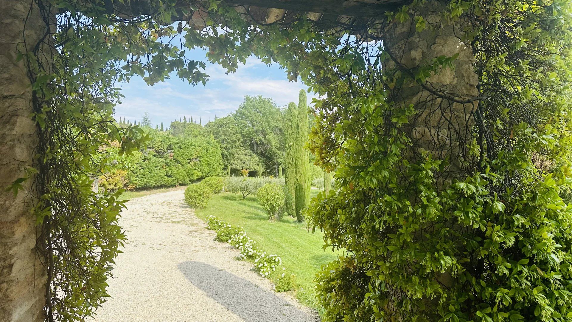 بيت في Lourmarin, Vaucluse 12668524