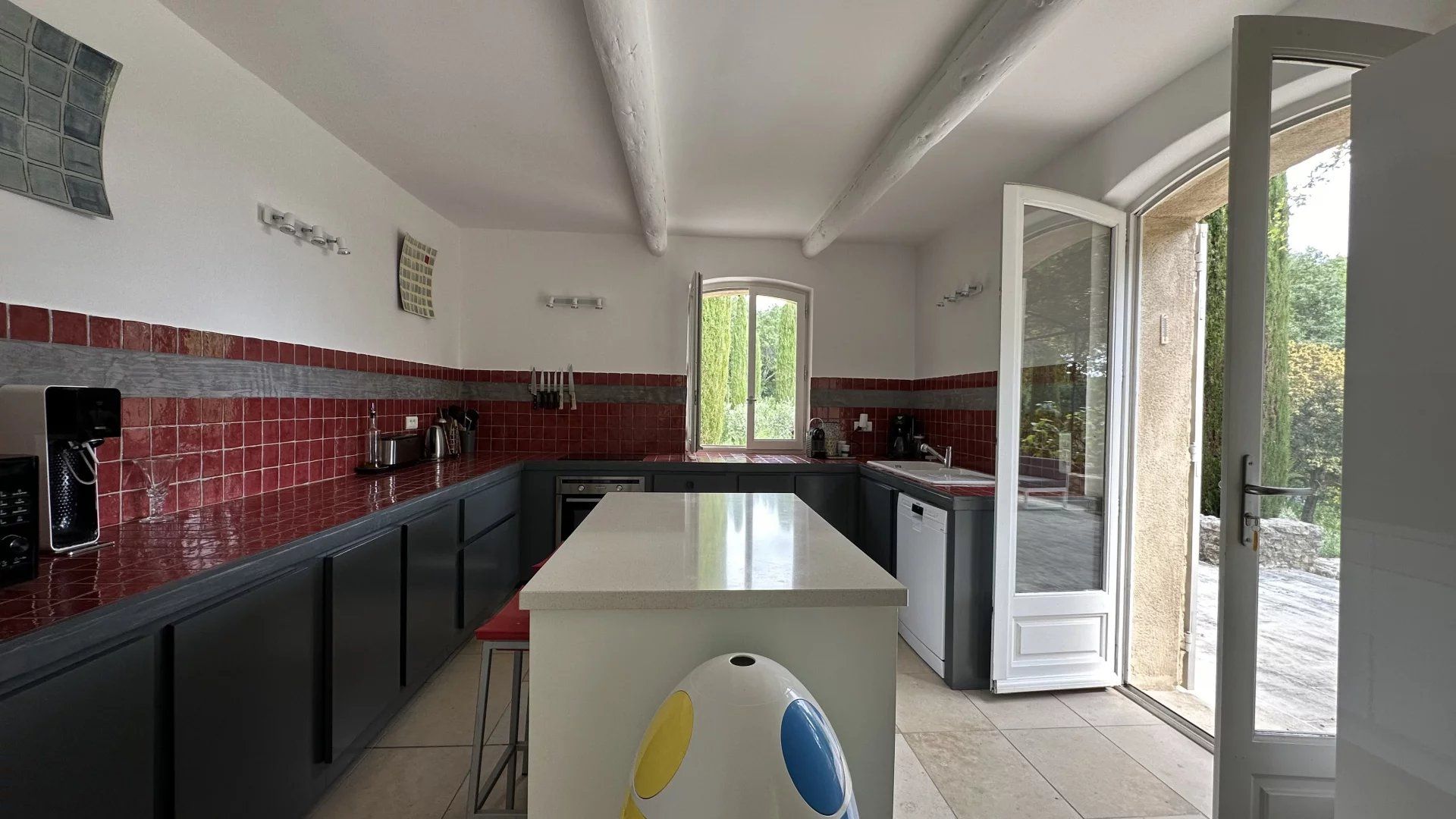 بيت في Lourmarin, Vaucluse 12668524