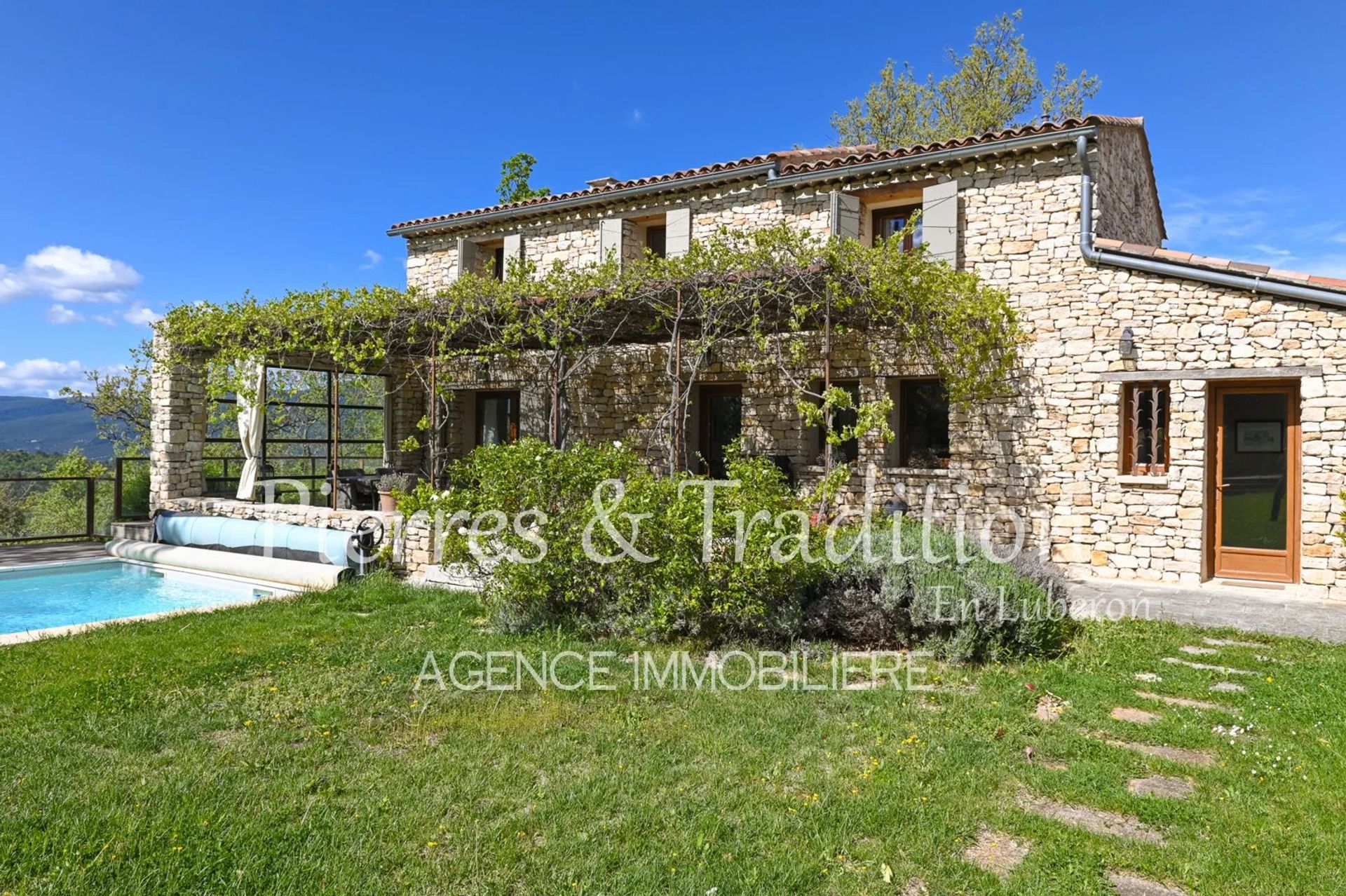 House in Caseneuve, Provence-Alpes-Cote d'Azur 12669844