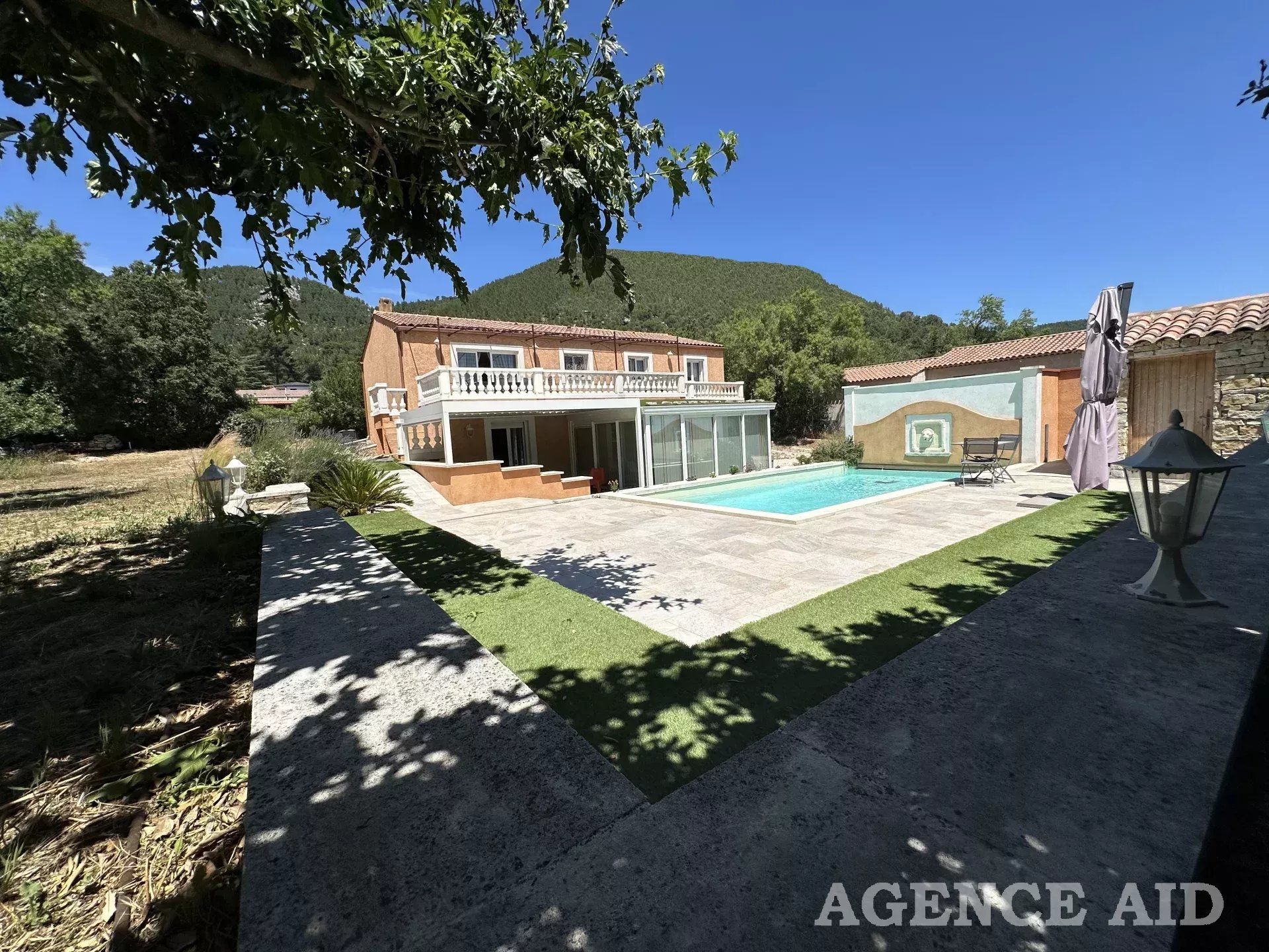 Dom w Cuges-les-Pins, Provence-Alpes-Cote d'Azur 12669863