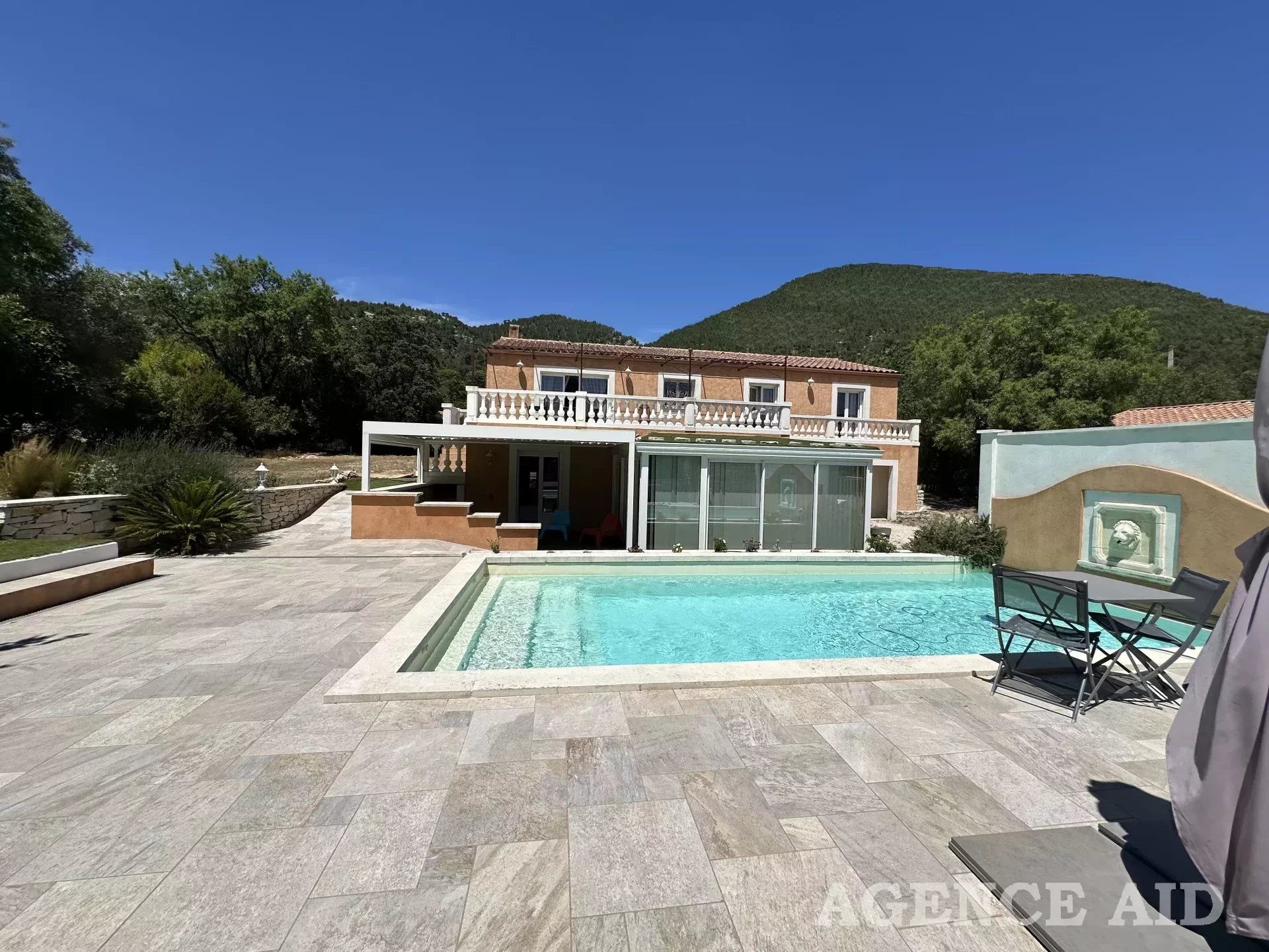 بيت في Cuges-les-Pins, Provence-Alpes-Cote d'Azur 12669863