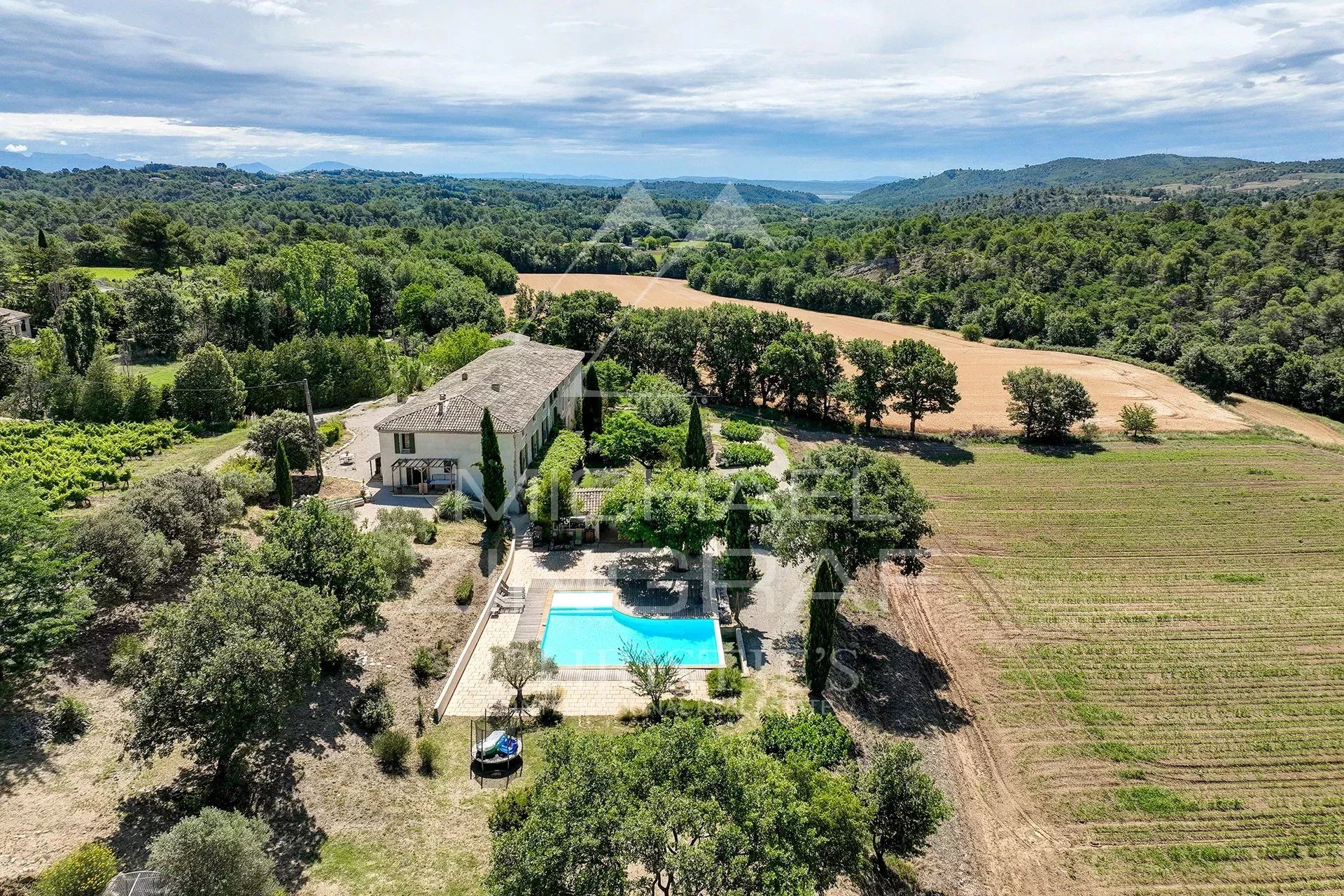 Komersial dalam Pierrevert, Alpes-de-Haute-Provence 12687446