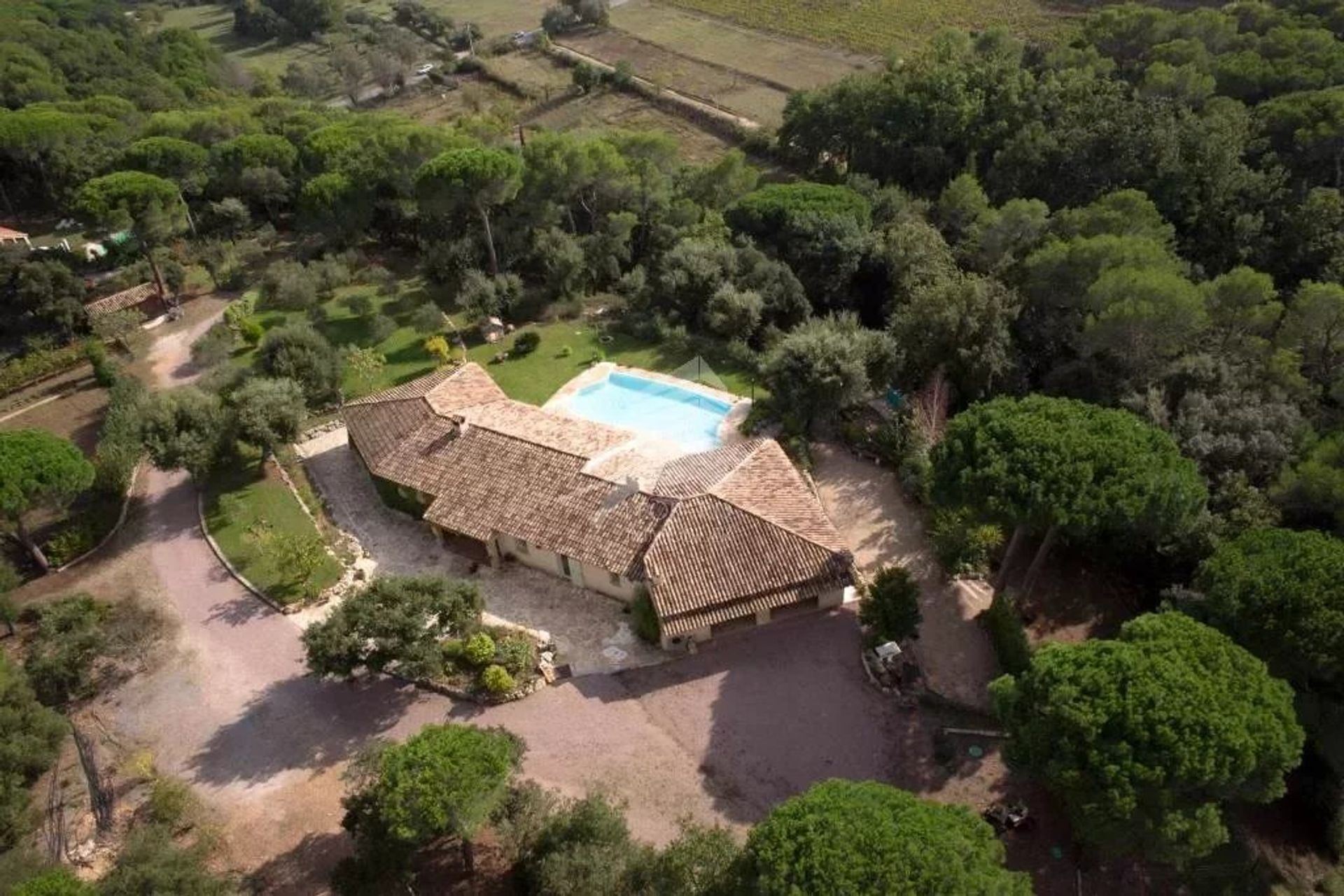 Casa nel Roquebrune-sur-Argens, Provence-Alpes-Cote d'Azur 12690430