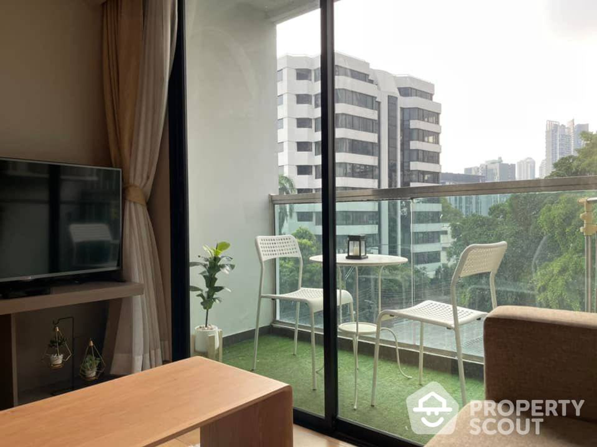 Condominium in Khlong Toei, Krung Thep Maha Nakhon 12693132